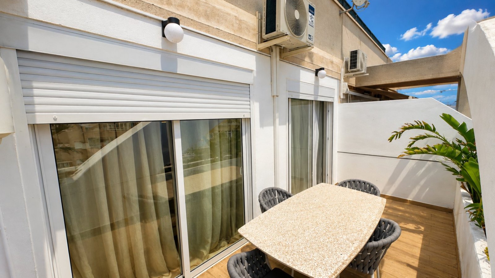 Wir präsentieren dieses elegante Penthouse im modernen Stil, das vollständig mit hochwertigen Materialien und Ausstattungen renoviert wurde. Jedes De