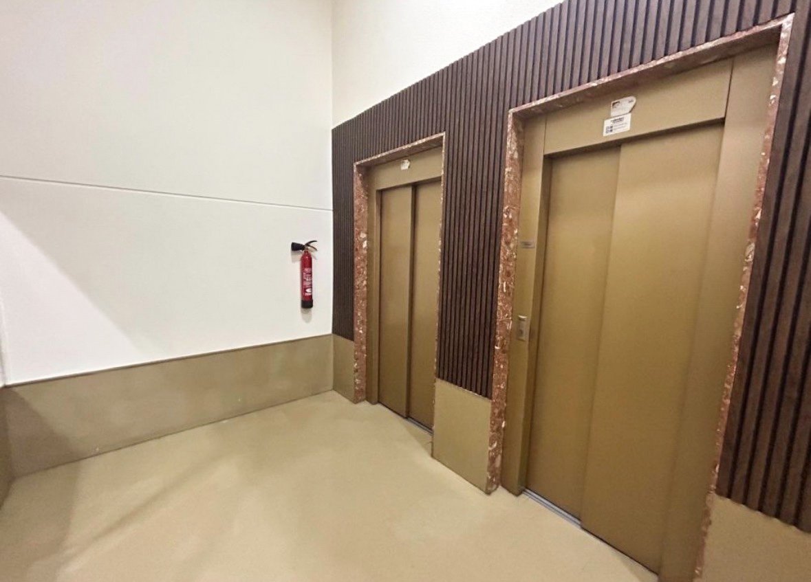 Wir präsentieren dieses elegante Penthouse im modernen Stil, das vollständig mit hochwertigen Materialien und Ausstattungen renoviert wurde. Jedes De