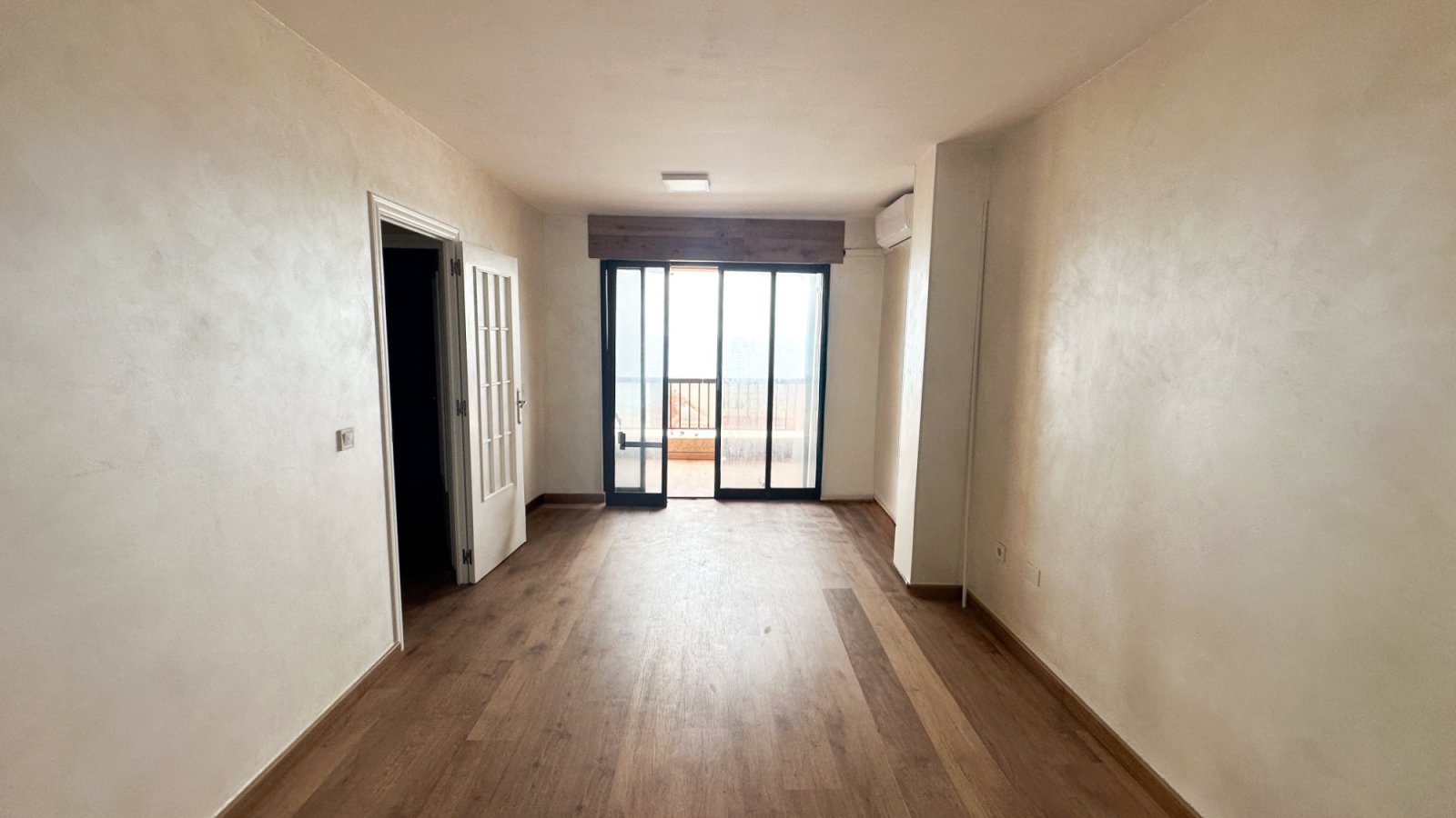 

Entdecken Sie diese helle, renovierte Wohnung im ersten Stock, gelegen in einer der gefragtesten Gegenden von Torrevieja