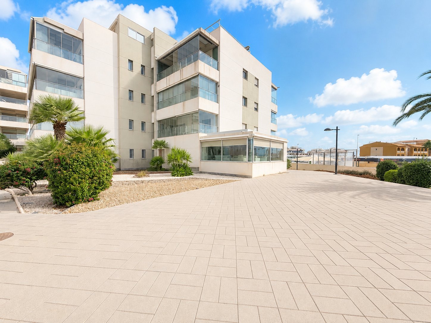Los Dolses:   Don’t miss this fantastic opportunity to own a beautiful modern apartment in the highly sought-after and ever-popular area of Los Dolses.&a 