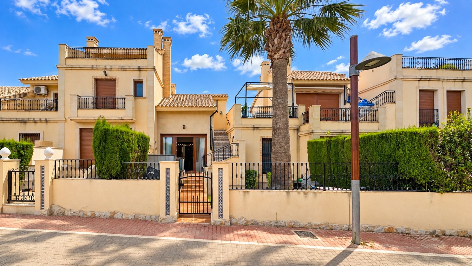 La Finca Golf:  Wunderschönes, ebenerdiges Reihenhaus mit 2 Schlafzimmern und 2 Badezimmern am La Finca Golf, Baujahr 2011. Dieses barrierefreie, treppenlose Zuhause 
