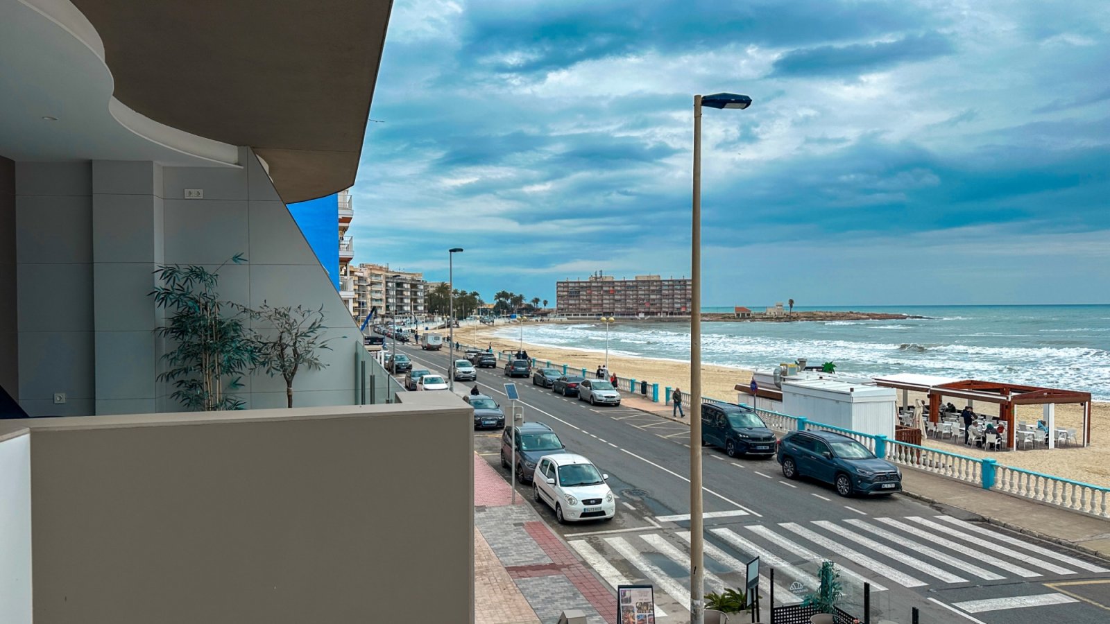 Torrevieja:  präsentiert dieses spektakuläre Strandapartment in Torrevieja mit atemberaubendem, unverbaubarem Meerblick.
Das Apartment 