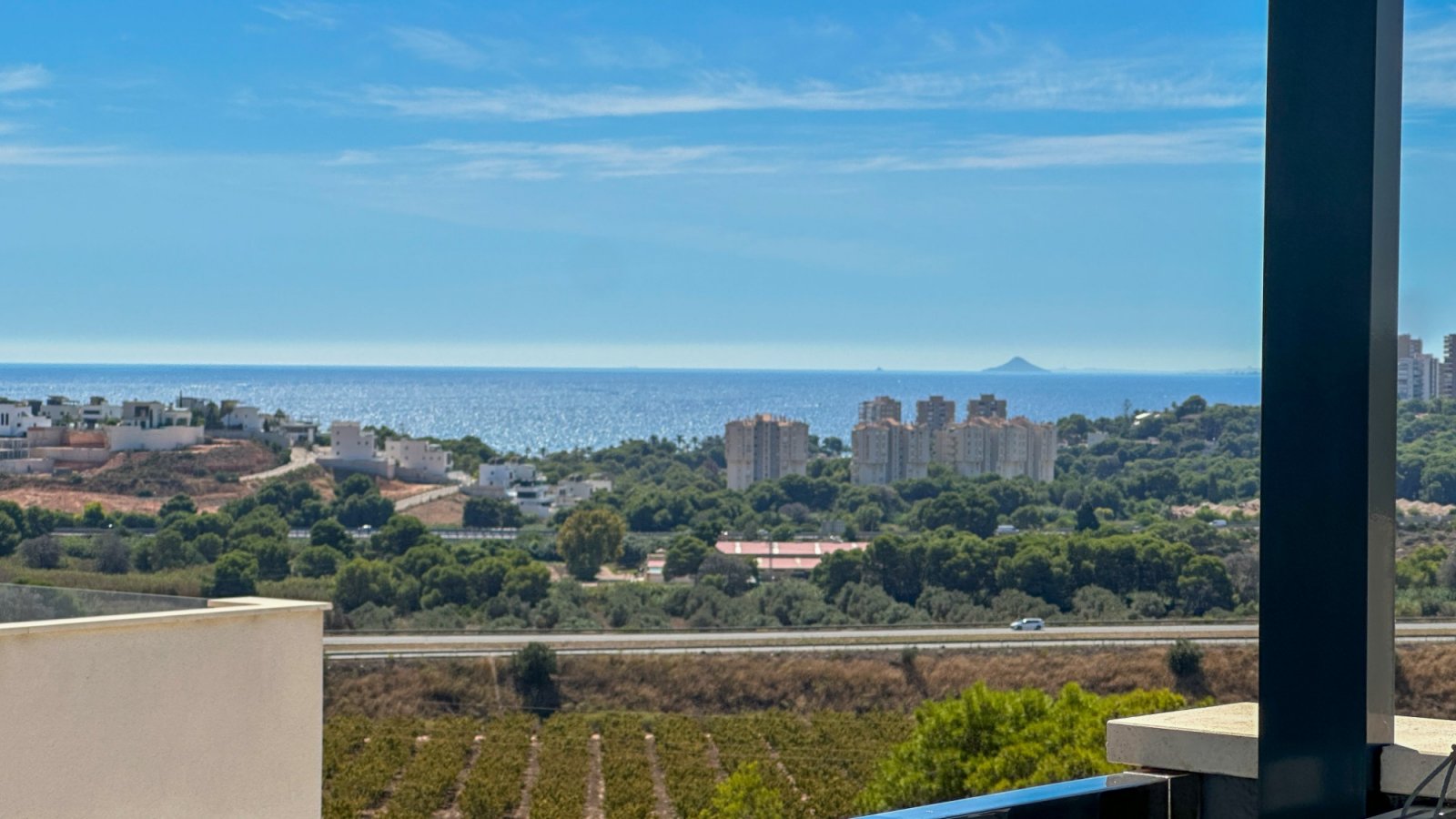 

Diese wunderschön renovierte freistehende Villa in der begehrten Gegend von Lomas de Cabo Roig verbindet modernes Design