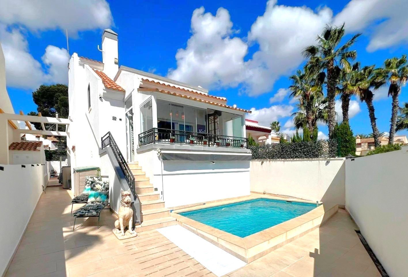 Orihuela Costa:   This modernized villa enjoys a calm and sunny location within a 5 minute walk from all services and amenities.
The spaci 
