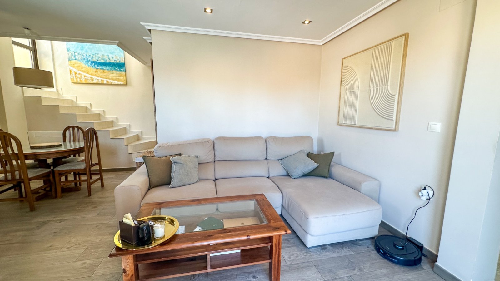 Dieser wunderschöne und sehr gepflegte Bungalow im Obergeschoss befindet sich in einer fantastischen Lage in Los Altos, Torrevieja, in der Nähe aller