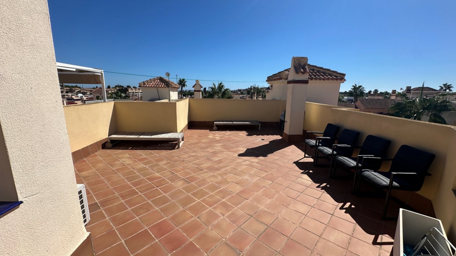 Dieser wunderschöne und sehr gepflegte Bungalow im Obergeschoss befindet sich in einer fantastischen Lage in Los Altos, Torrevieja, in der Nähe aller