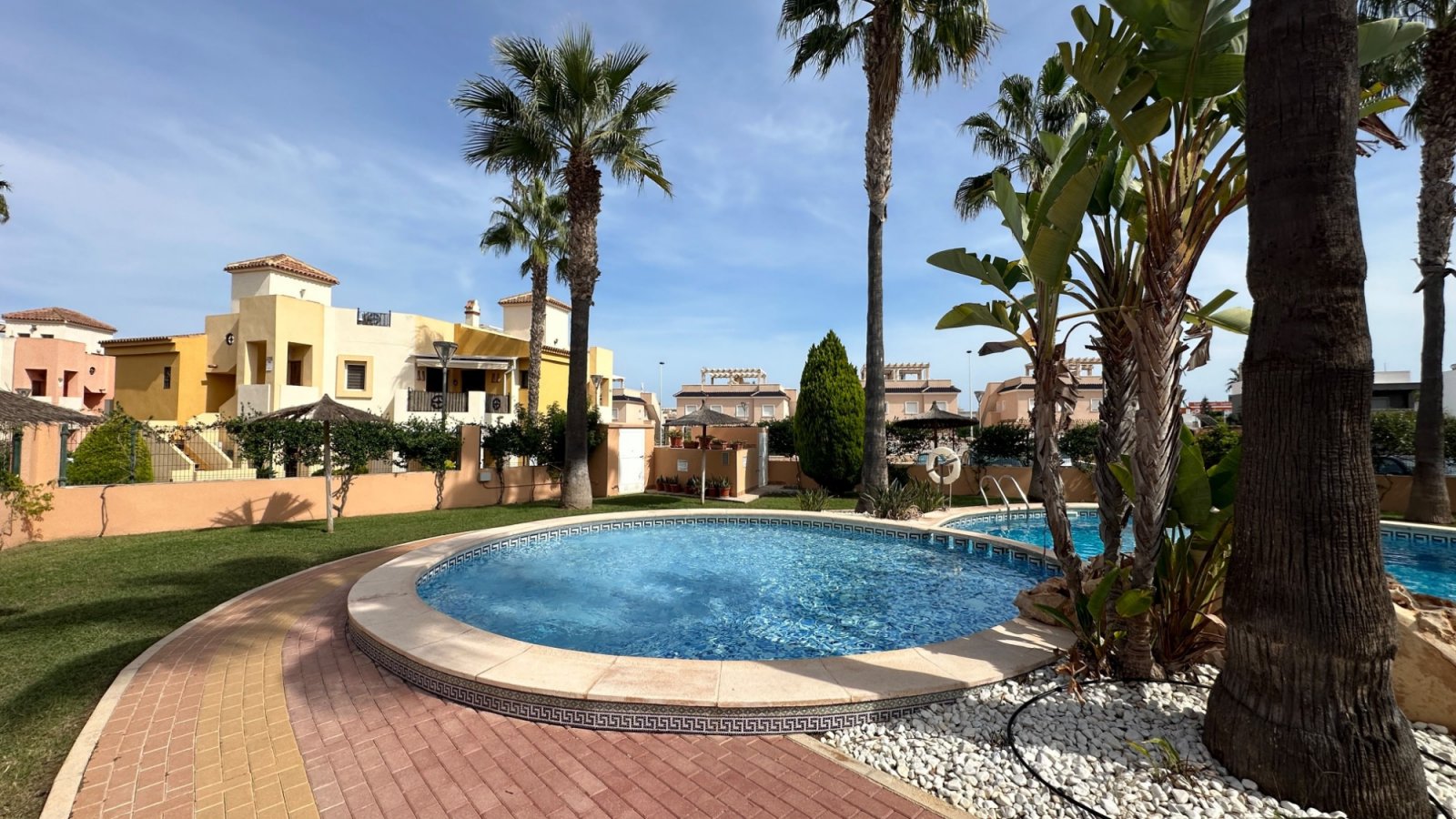 Dieser wunderschöne und sehr gepflegte Bungalow im Obergeschoss befindet sich in einer fantastischen Lage in Los Altos, Torrevieja, in der Nähe aller