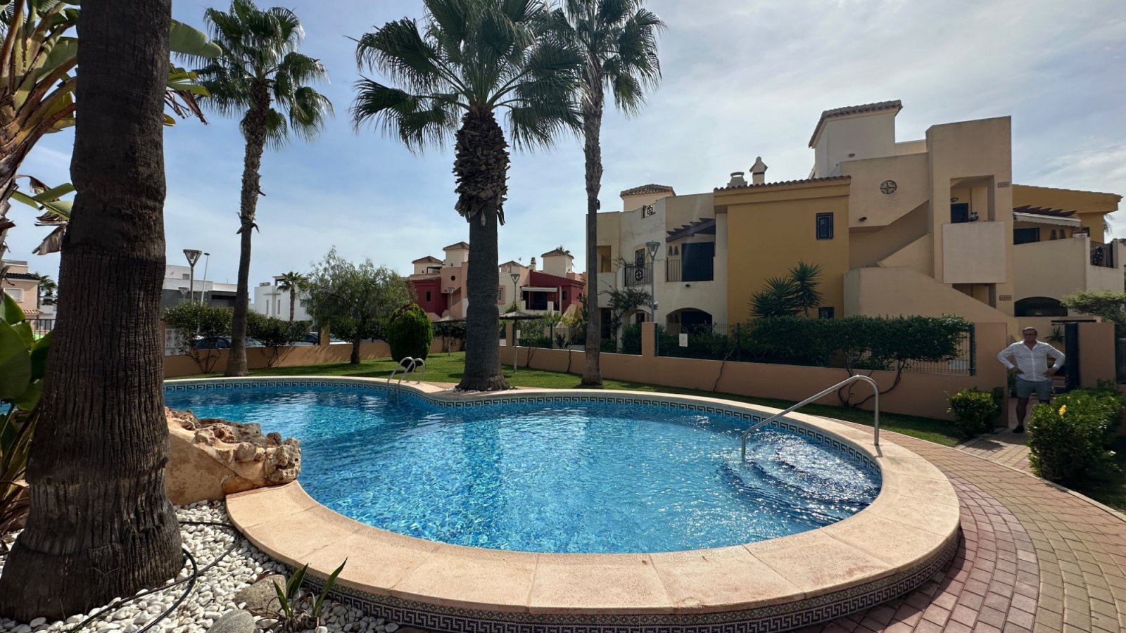 Dieser wunderschöne und sehr gepflegte Bungalow im Obergeschoss befindet sich in einer fantastischen Lage in Los Altos, Torrevieja, in der Nähe aller
