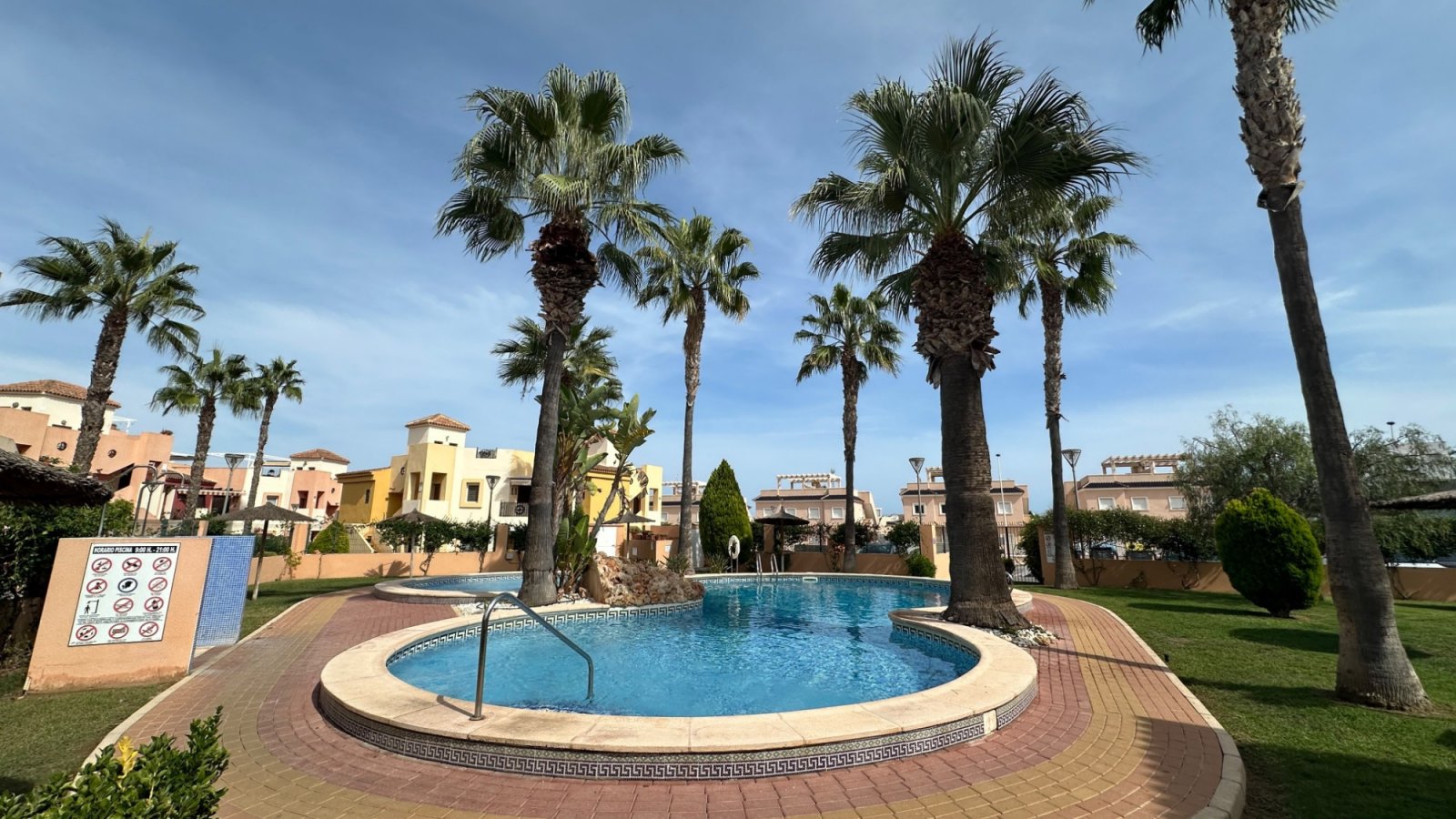Dieser wunderschöne und sehr gepflegte Bungalow im Obergeschoss befindet sich in einer fantastischen Lage in Los Altos, Torrevieja, in der Nähe aller