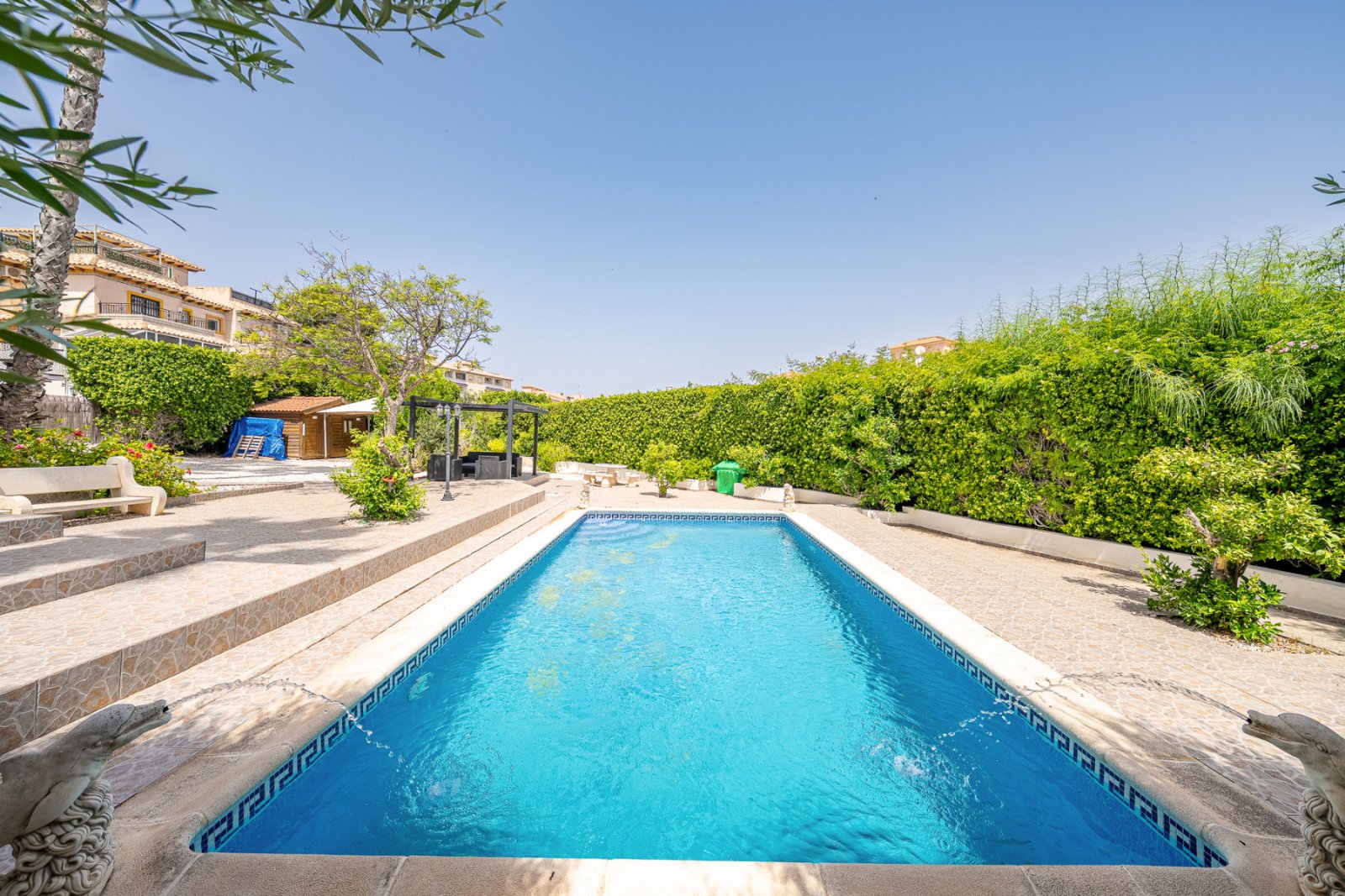 In der begehrten, abgeschlossenen Wohnanlage Villas San José, zwischen La Zenia und Playa Flamenca gelegen, bietet diese freistehende Villa Privatsph