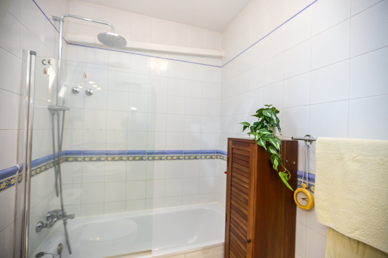 Entdecken Sie diesen wunderschönen Bungalow im Obergeschoss in der beliebten Wohnanlage Residencial Jerez in Playa Flamenca, einer der begehrtesten W