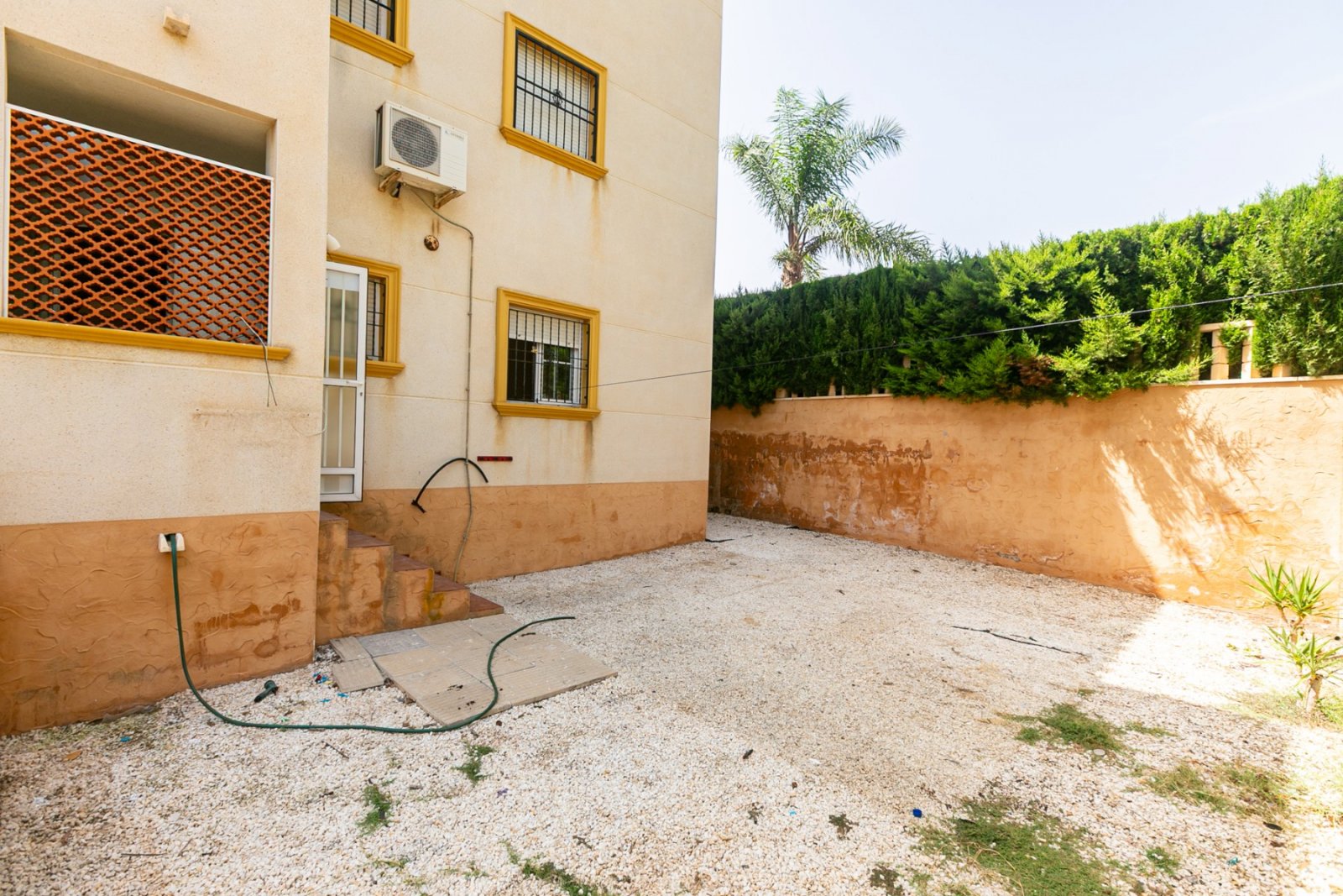 Wir freuen uns, Ihnen diese fantastische Gelegenheit zum Erwerb einer charmanten Immobilie in Lomas de Cabo Roig, Orihuela Costa, präsentieren zu dür