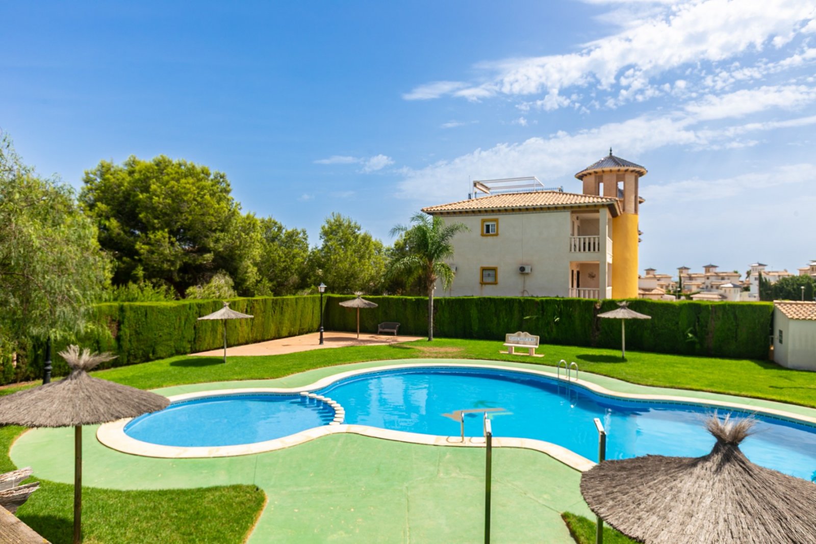 Wir freuen uns, Ihnen diese fantastische Gelegenheit zum Erwerb einer charmanten Immobilie in Lomas de Cabo Roig, Orihuela Costa, präsentieren zu dür