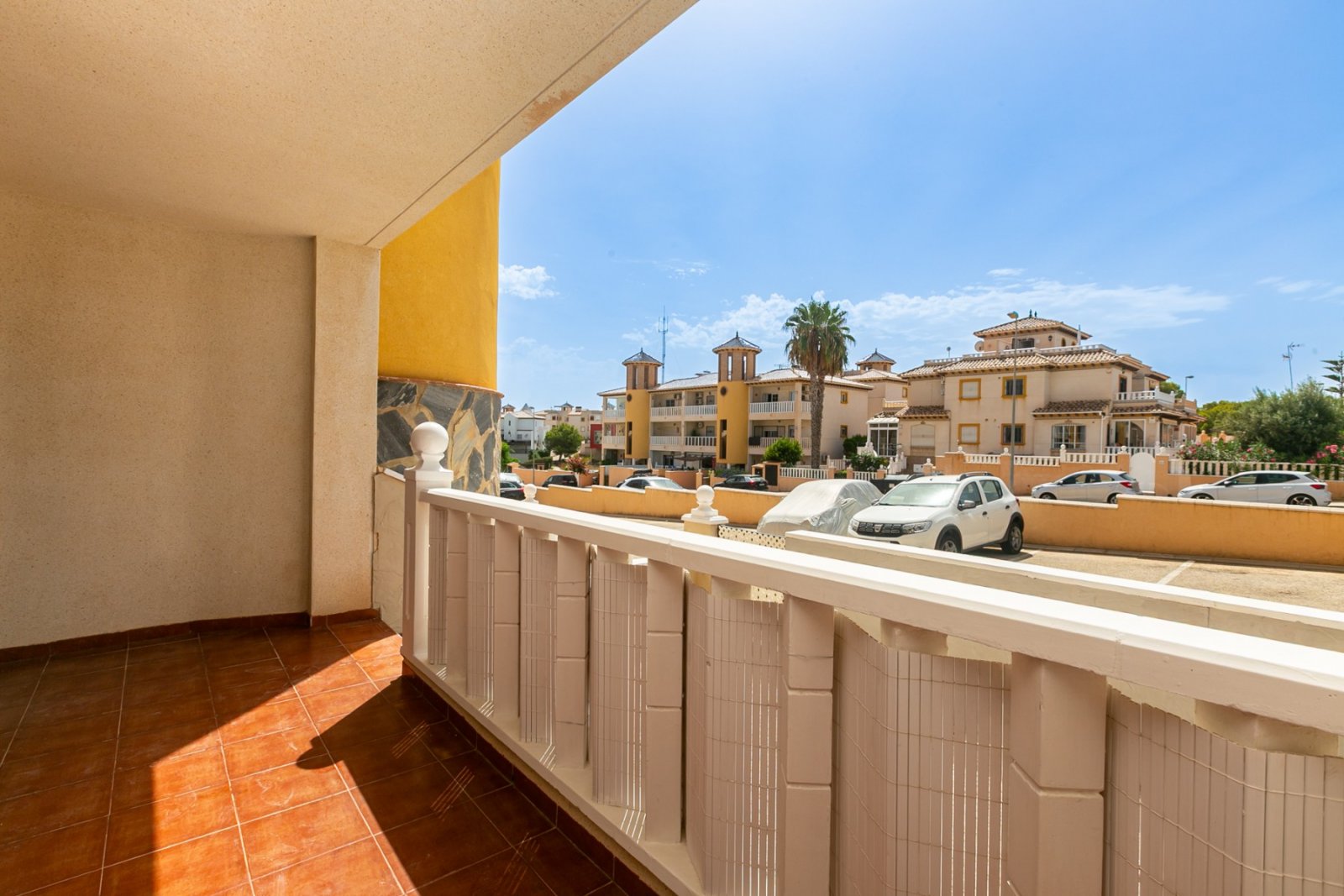 Wir freuen uns, Ihnen diese fantastische Gelegenheit zum Erwerb einer charmanten Immobilie in Lomas de Cabo Roig, Orihuela Costa, präsentieren zu dür