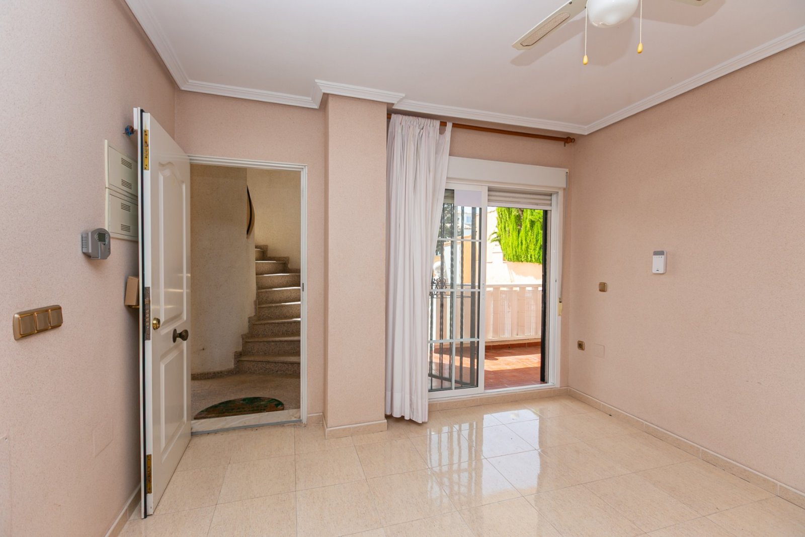 Wir freuen uns, Ihnen diese fantastische Gelegenheit zum Erwerb einer charmanten Immobilie in Lomas de Cabo Roig, Orihuela Costa, präsentieren zu dür