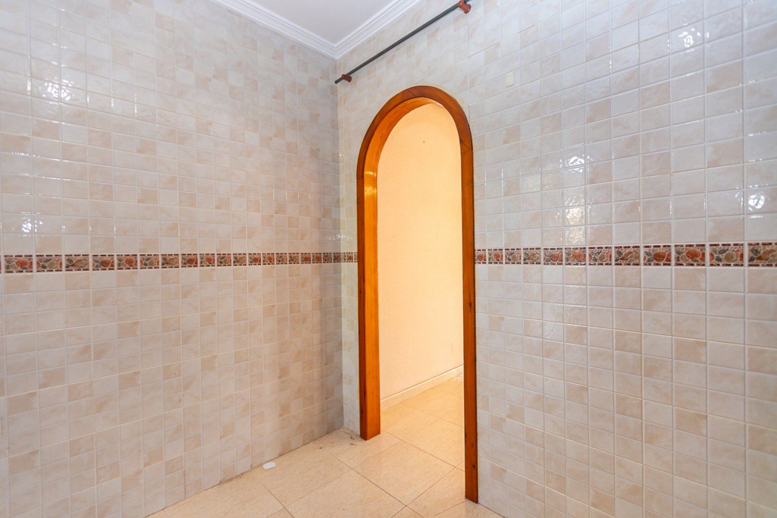 Wir freuen uns, Ihnen diese fantastische Gelegenheit zum Erwerb einer charmanten Immobilie in Lomas de Cabo Roig, Orihuela Costa, präsentieren zu dür