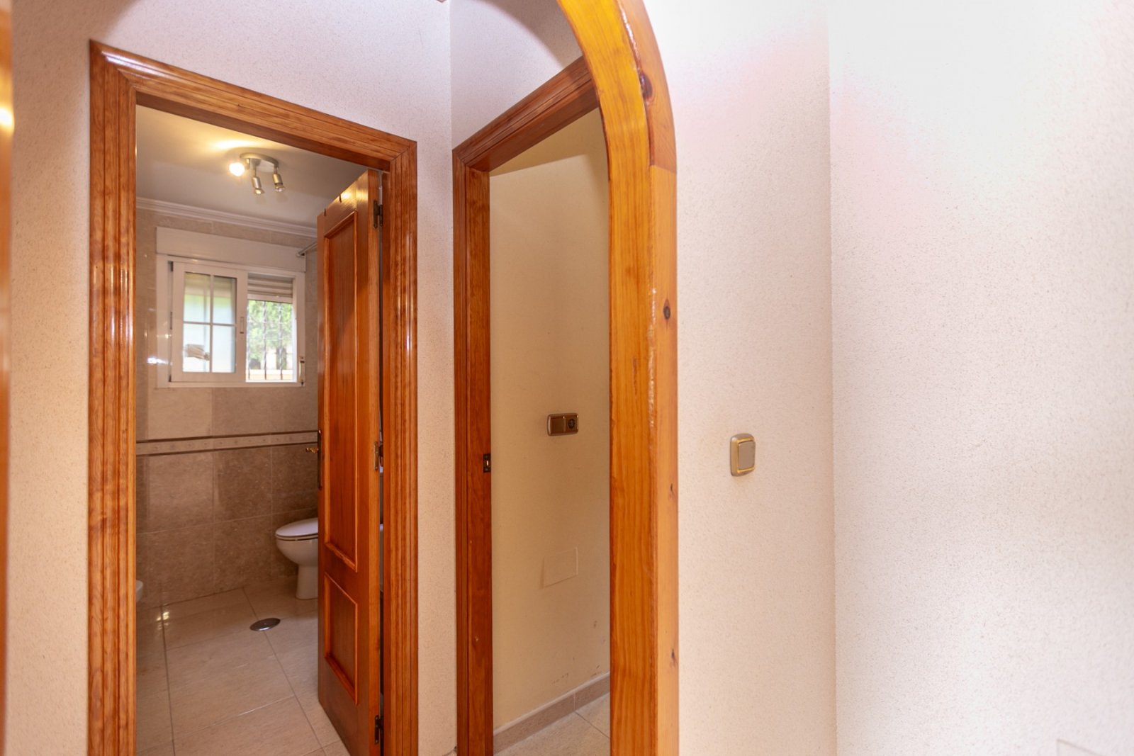 Wir freuen uns, Ihnen diese fantastische Gelegenheit zum Erwerb einer charmanten Immobilie in Lomas de Cabo Roig, Orihuela Costa, präsentieren zu dür