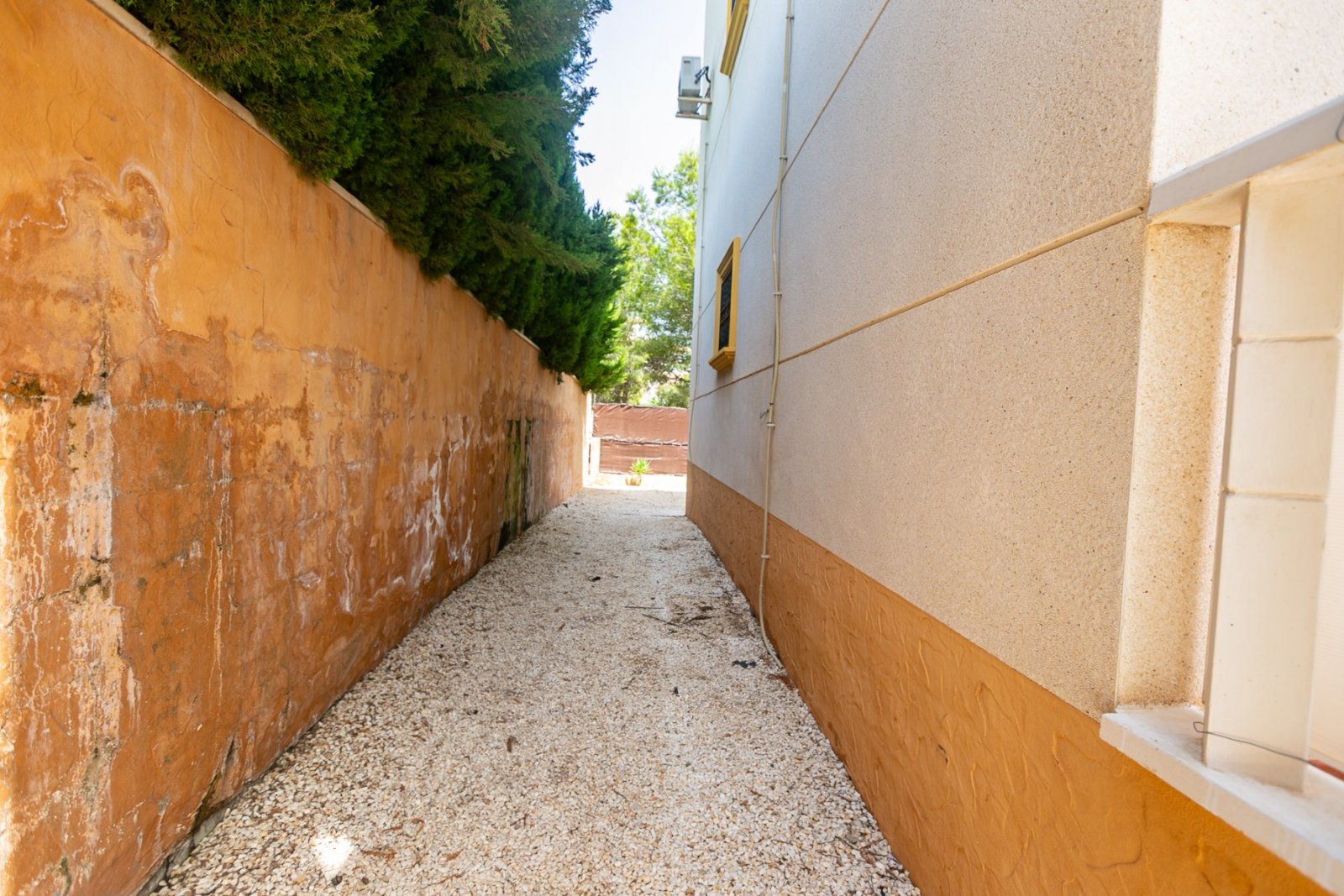 Wir freuen uns, Ihnen diese fantastische Gelegenheit zum Erwerb einer charmanten Immobilie in Lomas de Cabo Roig, Orihuela Costa, präsentieren zu dür