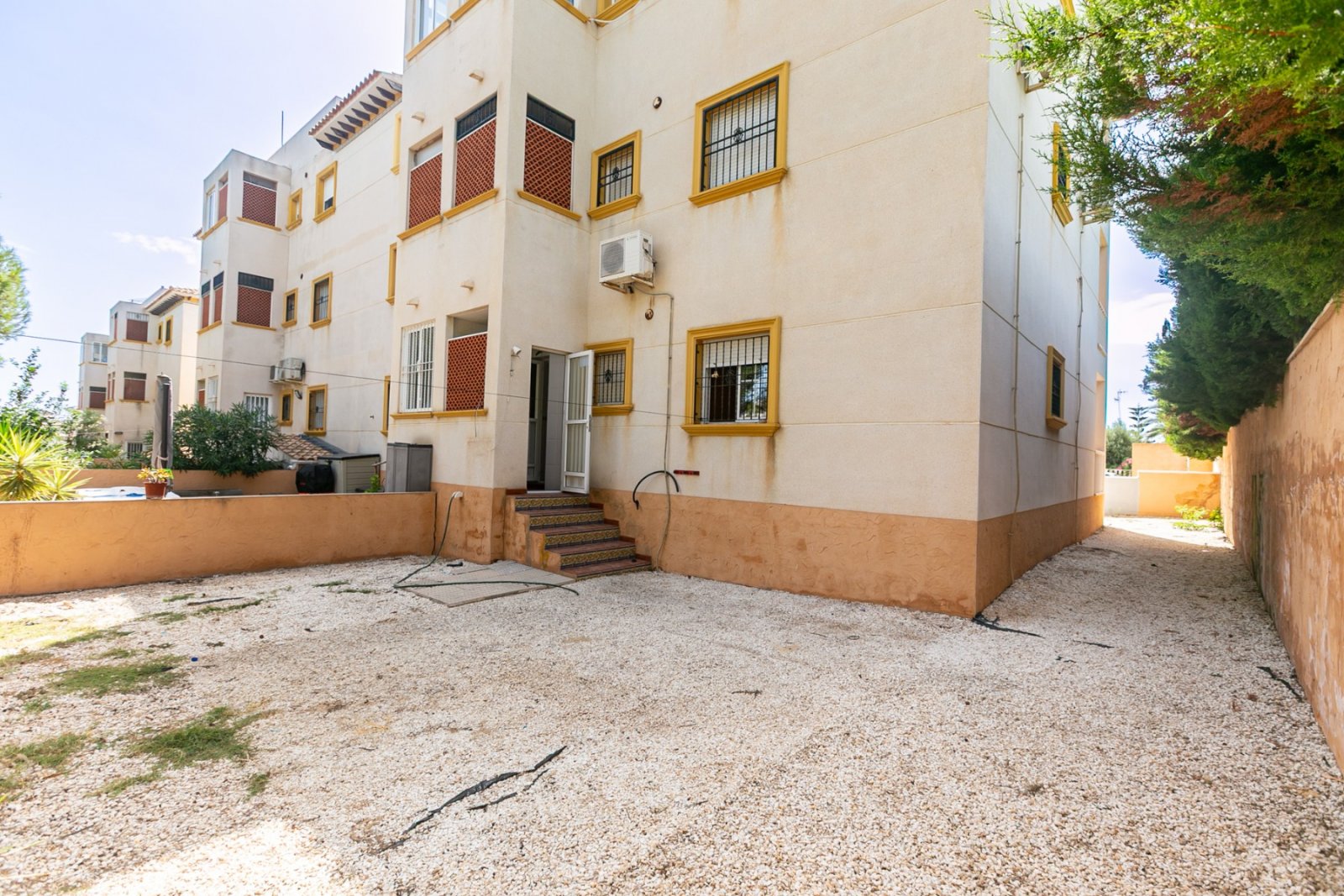 Wir freuen uns, Ihnen diese fantastische Gelegenheit zum Erwerb einer charmanten Immobilie in Lomas de Cabo Roig, Orihuela Costa, präsentieren zu dür
