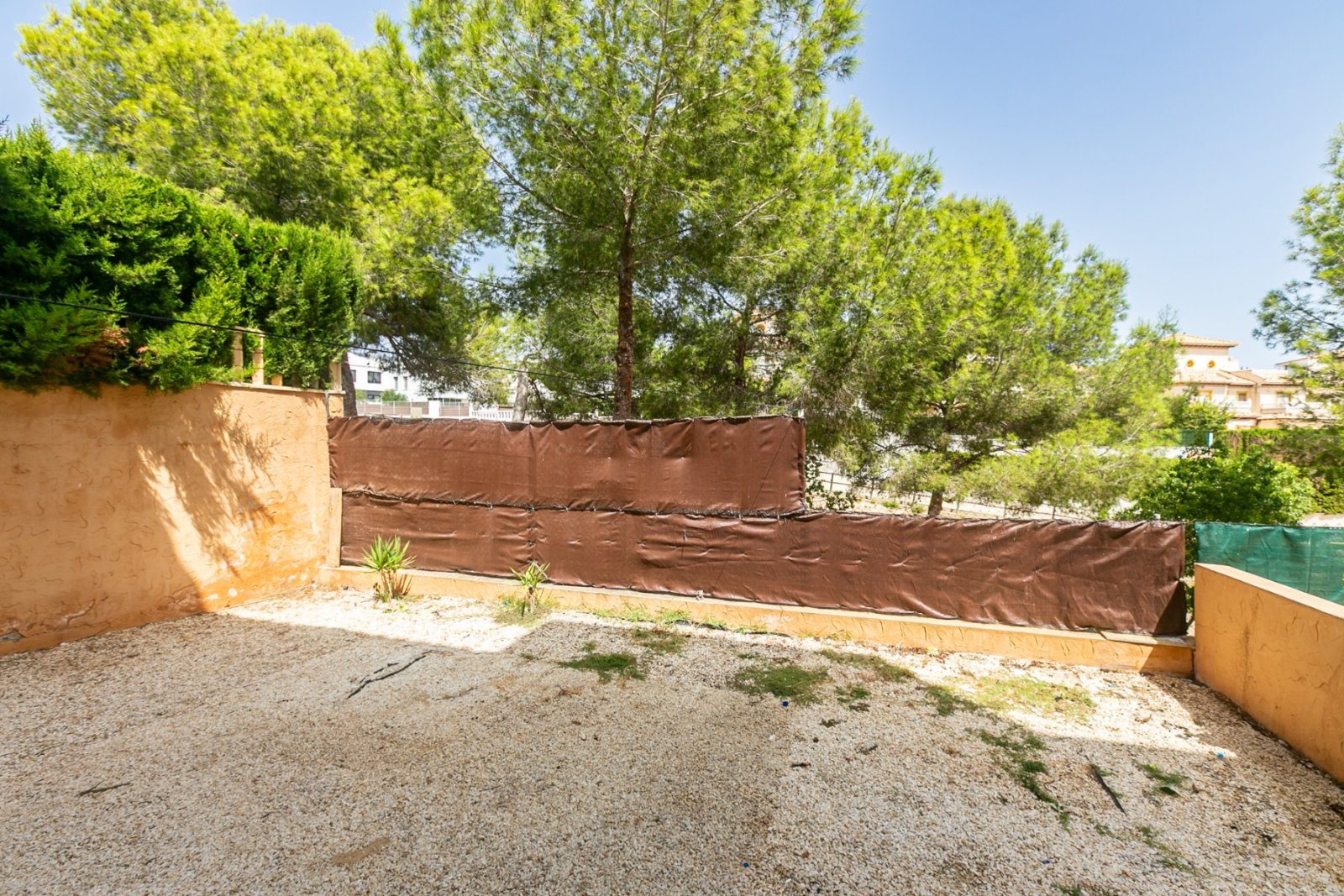 Wir freuen uns, Ihnen diese fantastische Gelegenheit zum Erwerb einer charmanten Immobilie in Lomas de Cabo Roig, Orihuela Costa, präsentieren zu dür