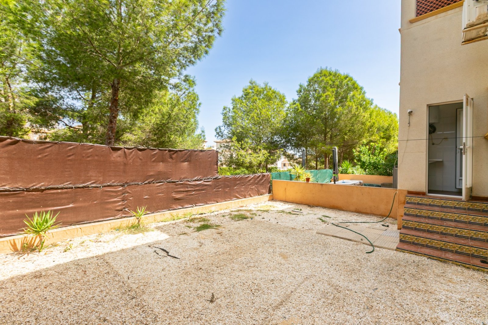 Wir freuen uns, Ihnen diese fantastische Gelegenheit zum Erwerb einer charmanten Immobilie in Lomas de Cabo Roig, Orihuela Costa, präsentieren zu dür
