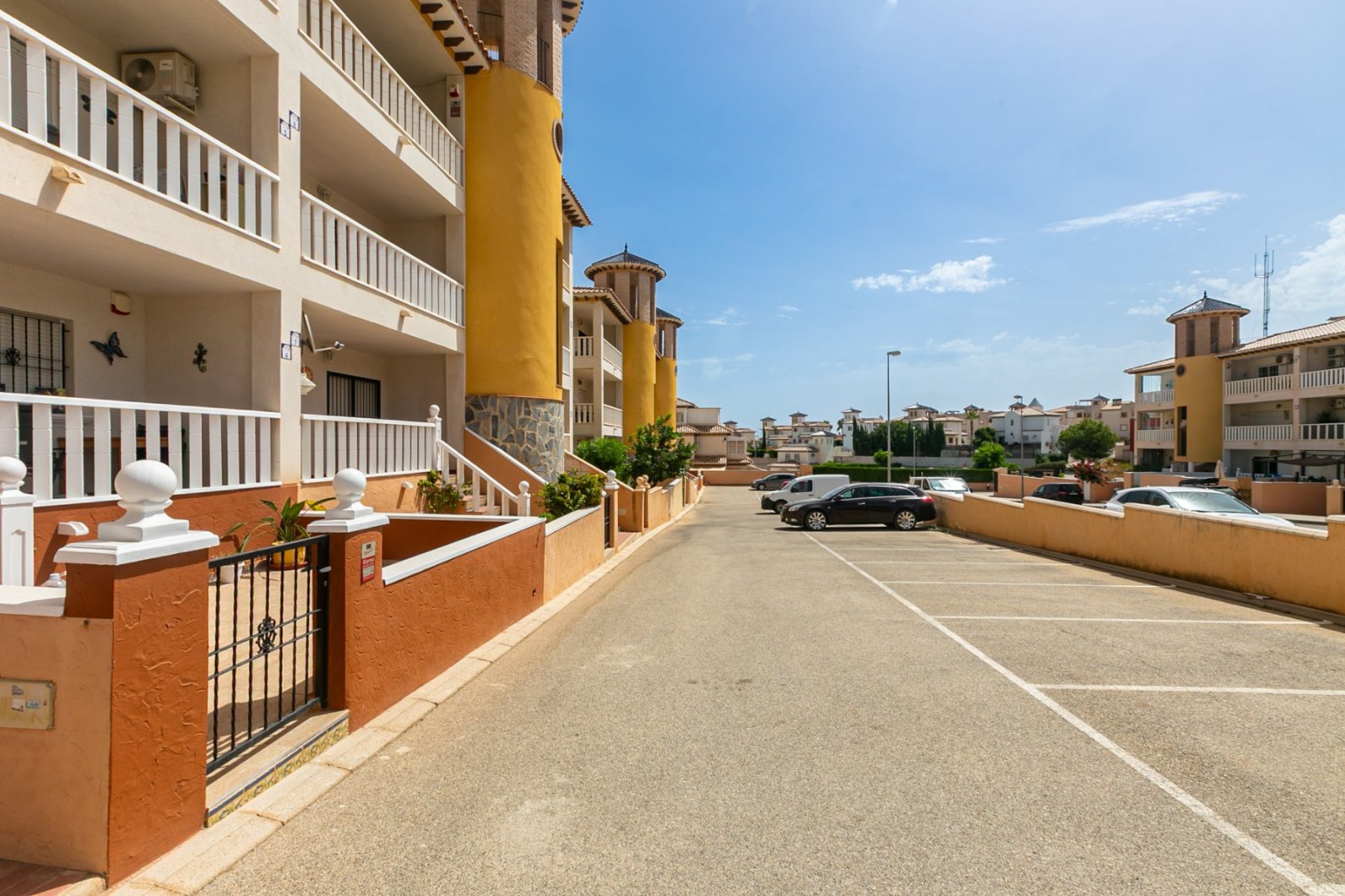 Wir freuen uns, Ihnen diese fantastische Gelegenheit zum Erwerb einer charmanten Immobilie in Lomas de Cabo Roig, Orihuela Costa, präsentieren zu dür