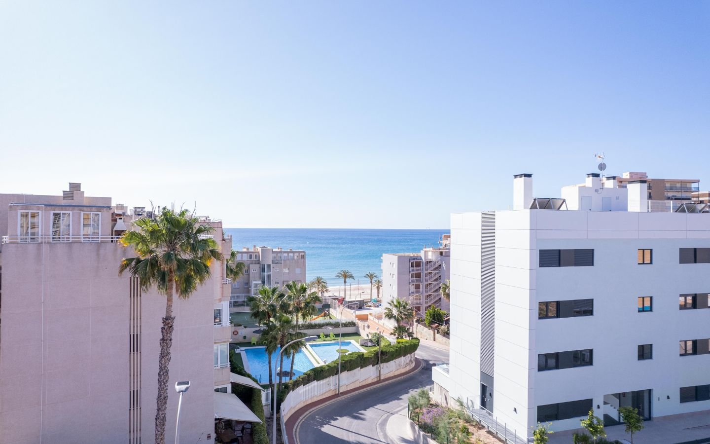 In der charmanten Stadt El Campello gelegen, bietet diese exklusive Wohnanlage eine Auswahl an Apartments, Erdgeschossen und Penthäusern, die alle da