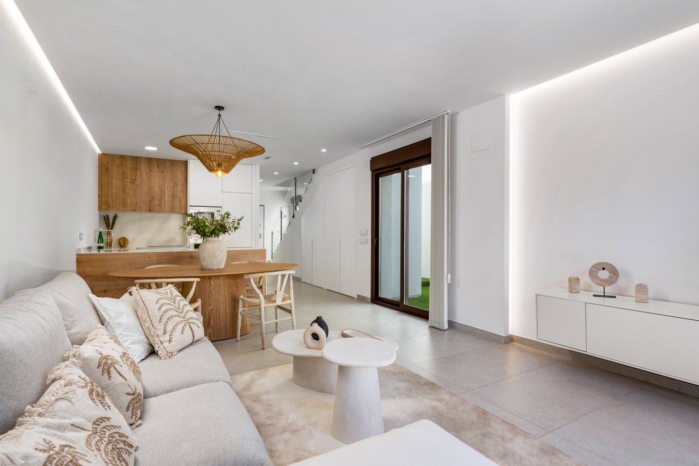 Im charmanten Ort Pilar de la Horadada gelegen, bietet dieses Ensemble freistehender Chalets eine einzigartige Gelegenheit, das Leben an der Costa Bl