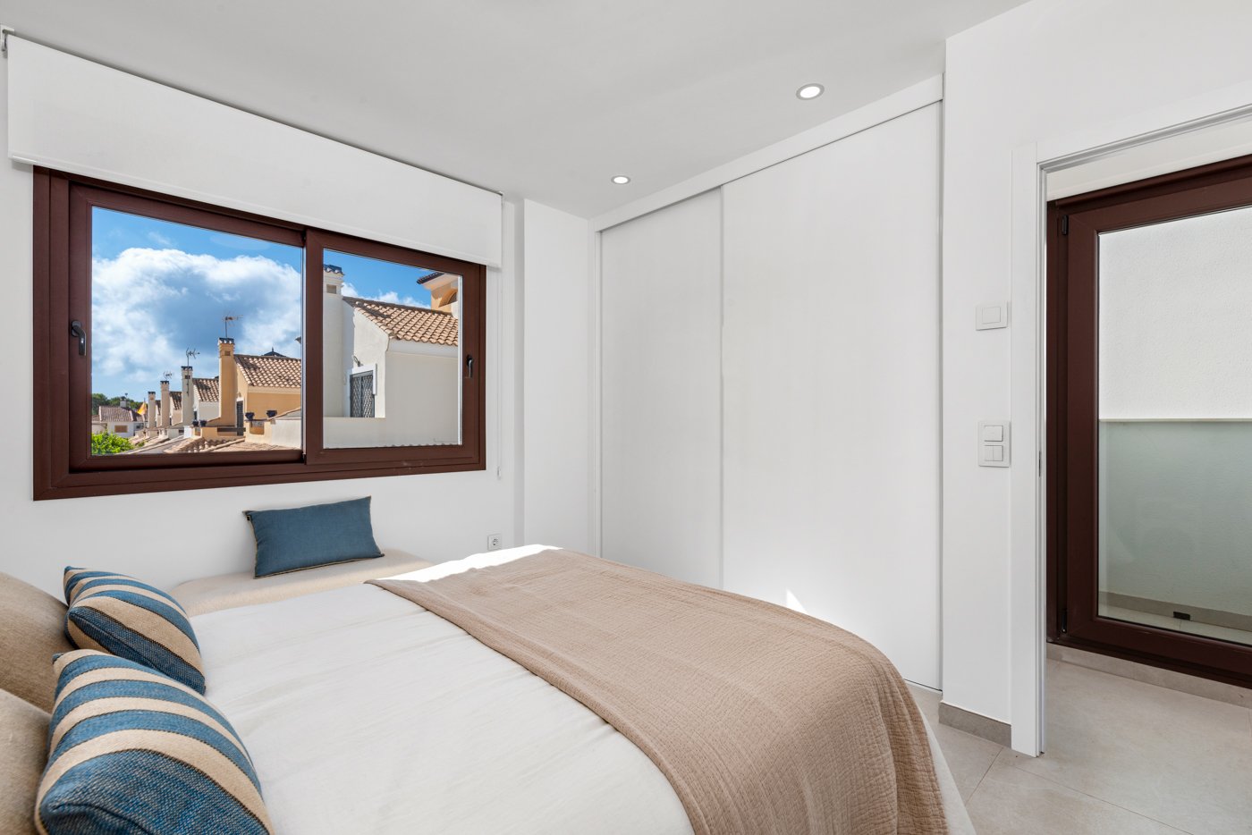 Im charmanten Ort Pilar de la Horadada gelegen, bietet dieses Ensemble freistehender Chalets eine einzigartige Gelegenheit, das Leben an der Costa Bl