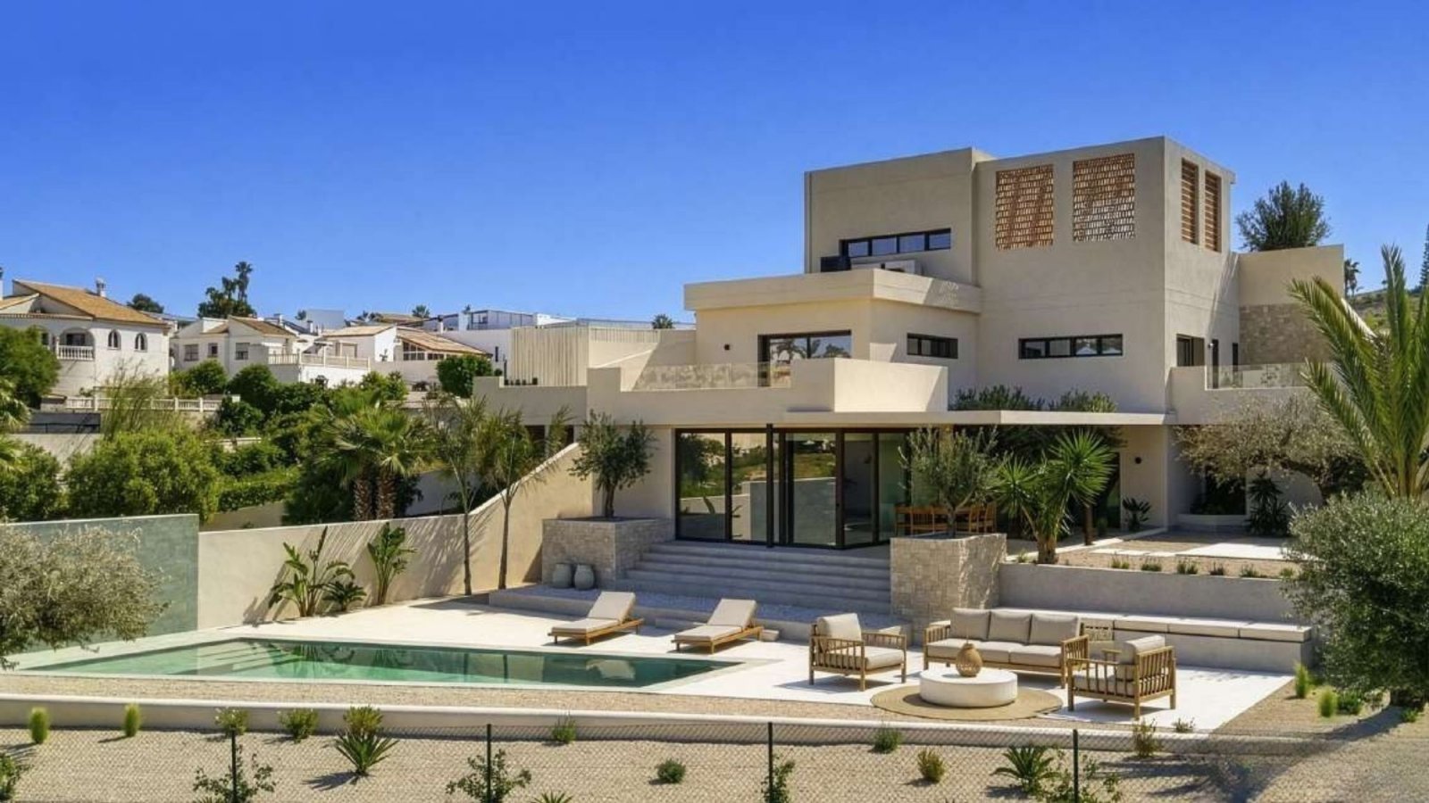 In der charmanten Gegend von La Marina gelegen, bietet diese Villa ein außergewöhnliches Wohnerlebnis. Mit einem modernen und eleganten Design ist di