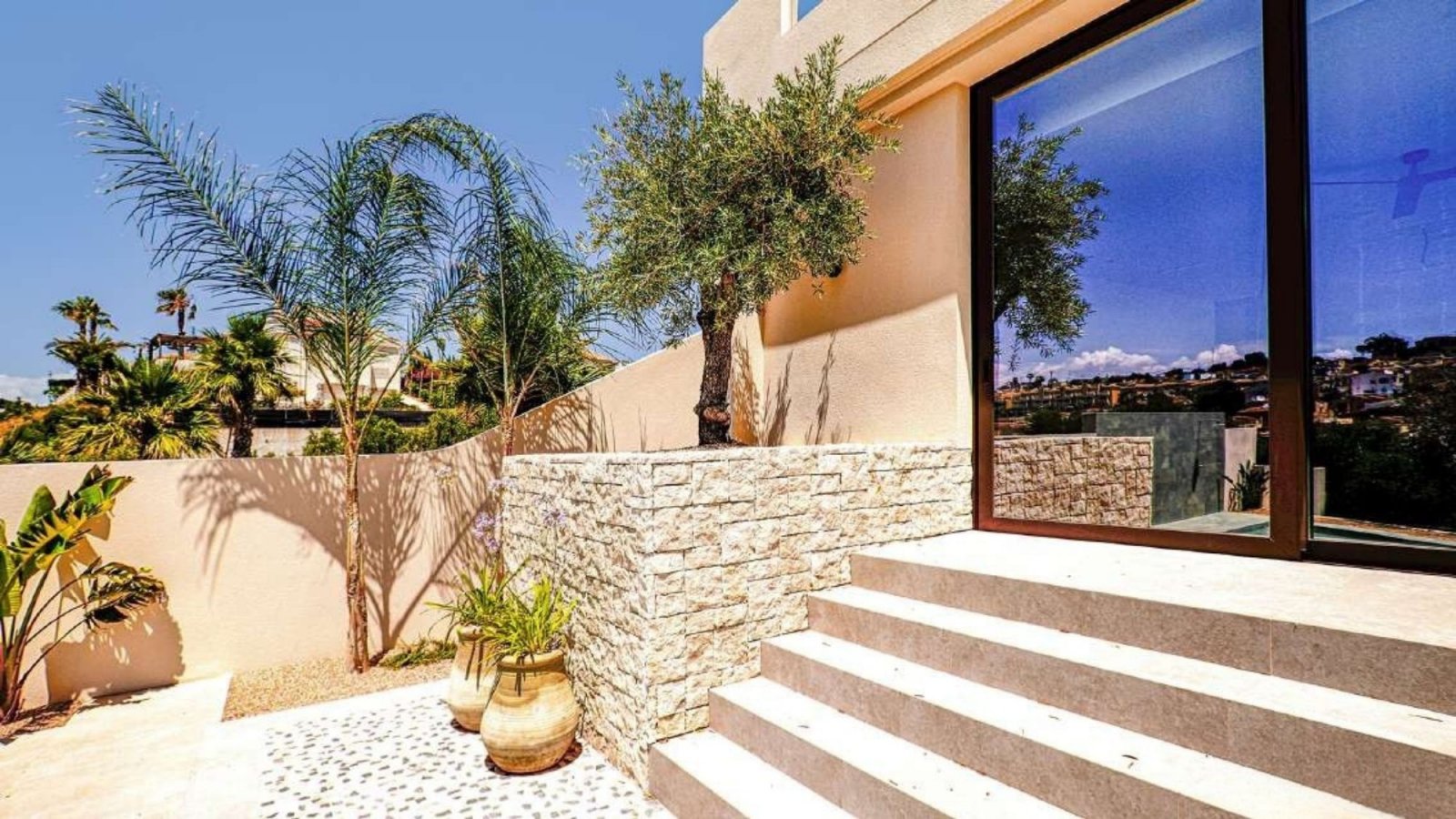 In der charmanten Gegend von La Marina gelegen, bietet diese Villa ein außergewöhnliches Wohnerlebnis. Mit einem modernen und eleganten Design ist di