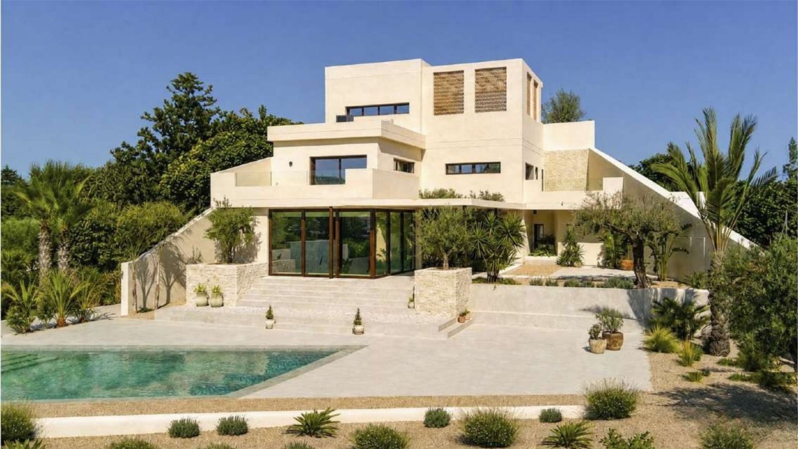 In der charmanten Gegend von La Marina gelegen, bietet diese Villa ein außergewöhnliches Wohnerlebnis. Mit einem modernen und eleganten Design ist di