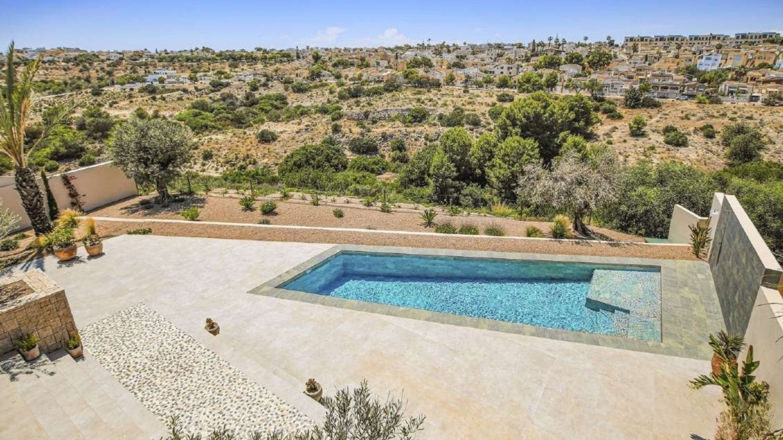 In der charmanten Gegend von La Marina gelegen, bietet diese Villa ein außergewöhnliches Wohnerlebnis. Mit einem modernen und eleganten Design ist di
