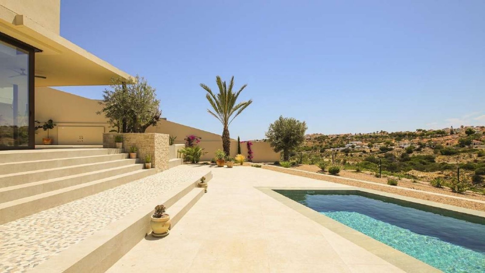 In der charmanten Gegend von La Marina gelegen, bietet diese Villa ein außergewöhnliches Wohnerlebnis. Mit einem modernen und eleganten Design ist di