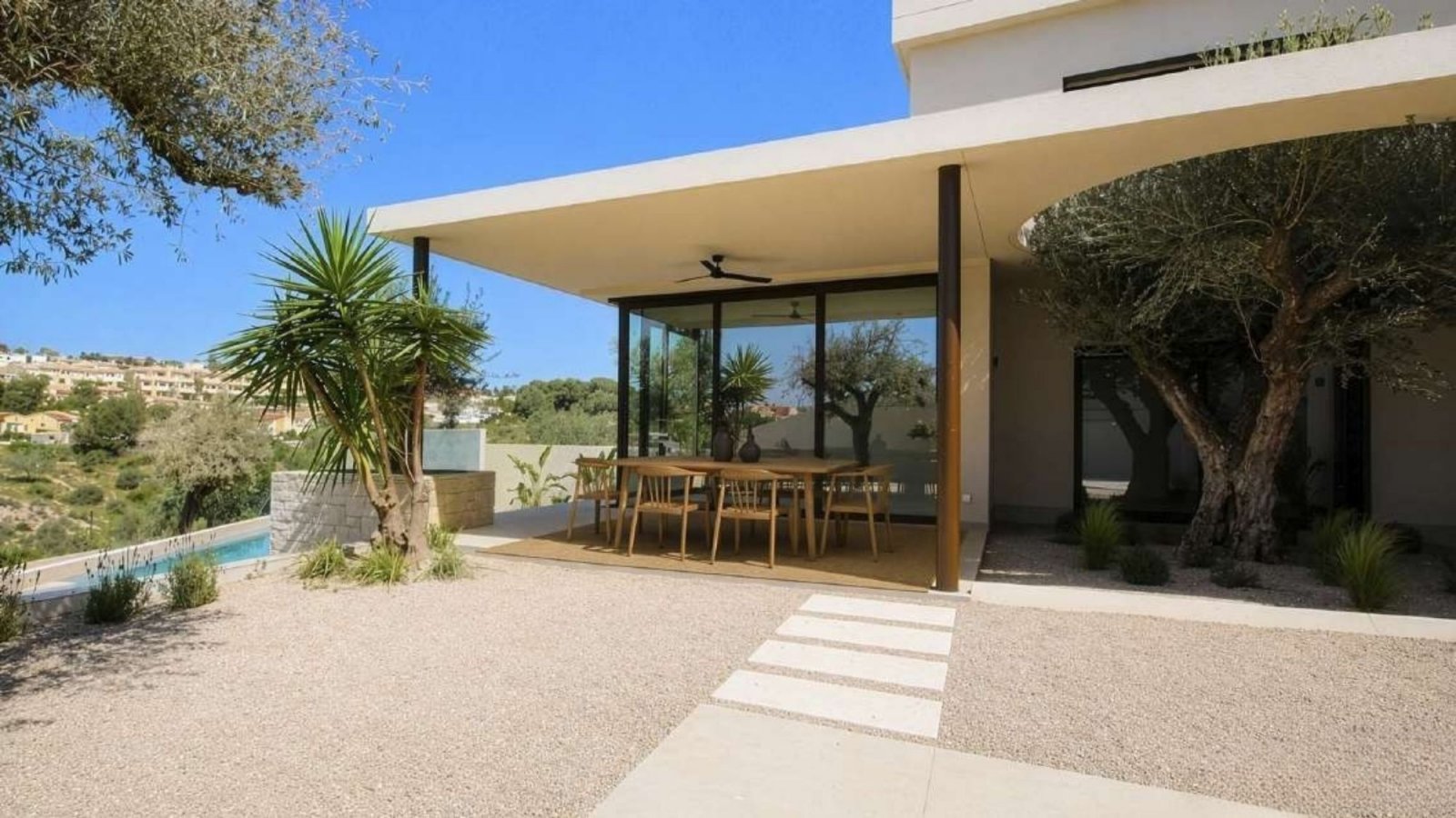 In der charmanten Gegend von La Marina gelegen, bietet diese Villa ein außergewöhnliches Wohnerlebnis. Mit einem modernen und eleganten Design ist di