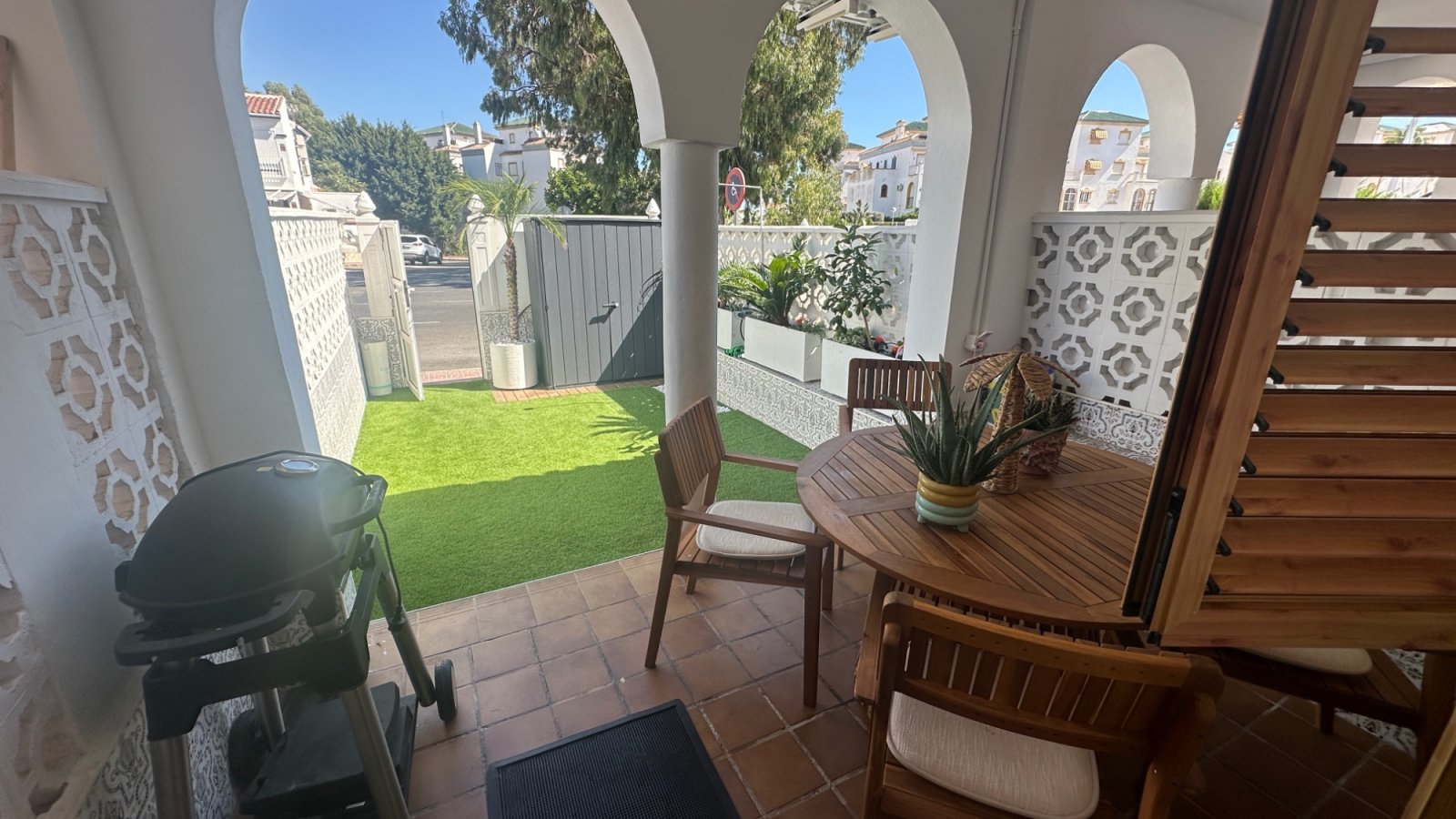 Willkommen in diesem charmanten Reihenhaus in der beliebten Gegend von La Mata, Torrevieja. Die Immobilie verfügt über 3 Schlafzimmer und 2 Badezimme