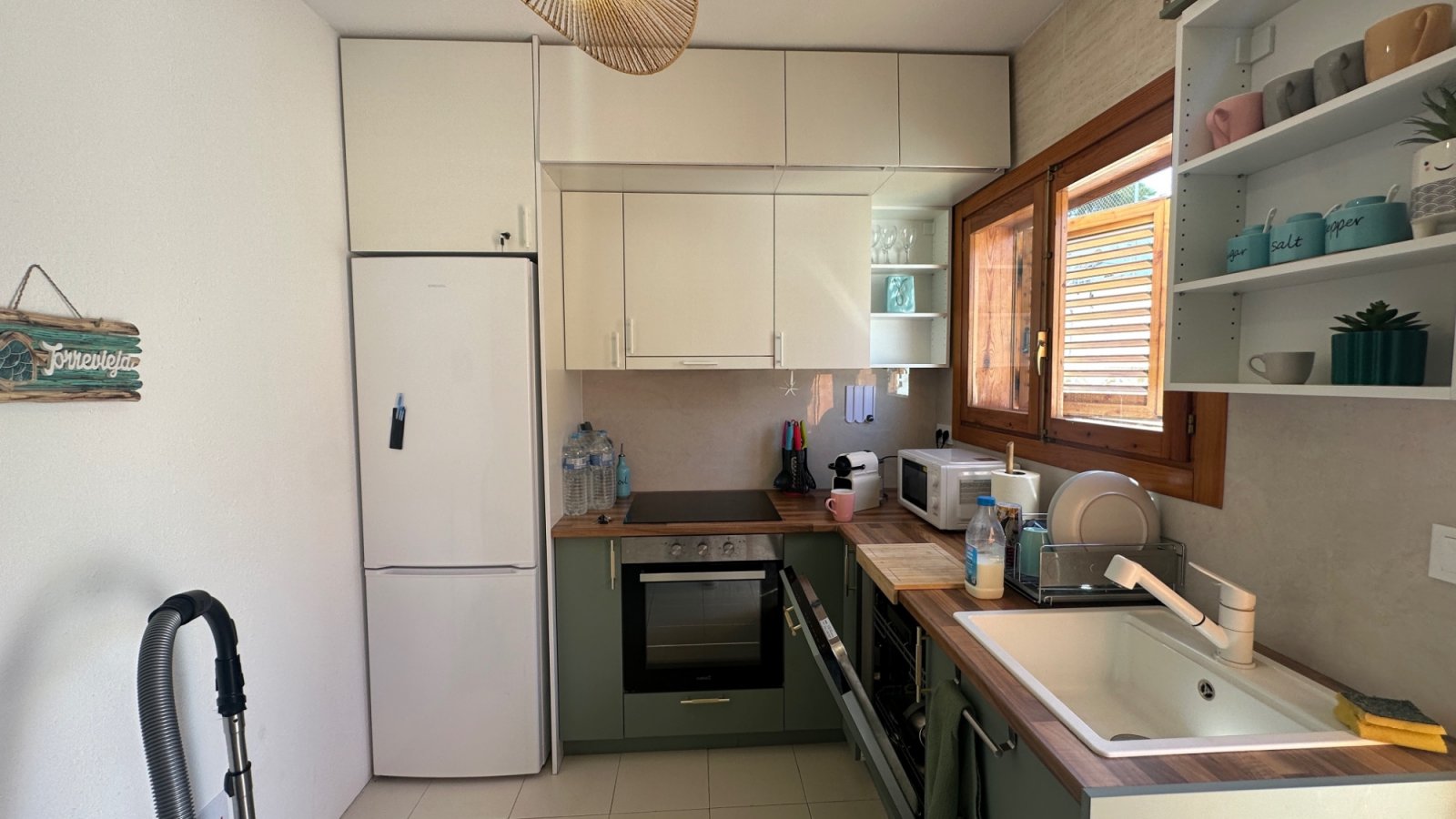 Willkommen in diesem charmanten Reihenhaus in der beliebten Gegend von La Mata, Torrevieja. Die Immobilie verfügt über 3 Schlafzimmer und 2 Badezimme