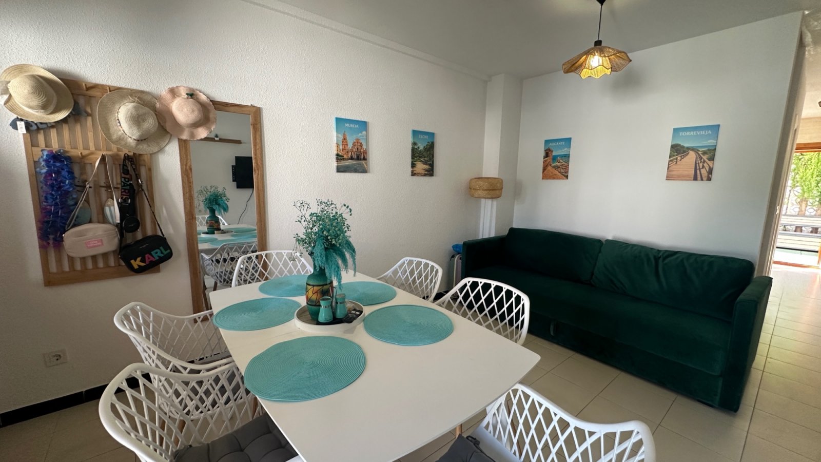 Willkommen in diesem charmanten Reihenhaus in der beliebten Gegend von La Mata, Torrevieja. Die Immobilie verfügt über 3 Schlafzimmer und 2 Badezimme