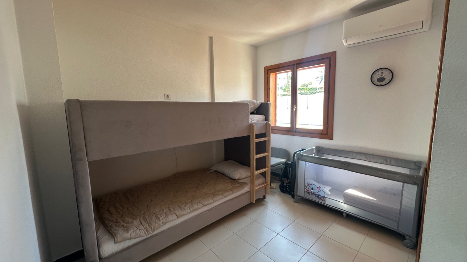Willkommen in diesem charmanten Reihenhaus in der beliebten Gegend von La Mata, Torrevieja. Die Immobilie verfügt über 3 Schlafzimmer und 2 Badezimme