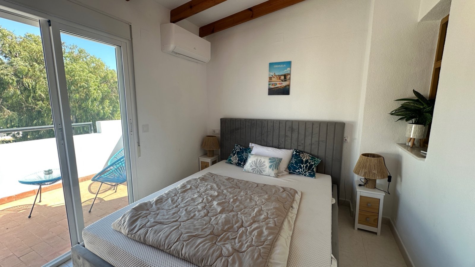 Willkommen in diesem charmanten Reihenhaus in der beliebten Gegend von La Mata, Torrevieja. Die Immobilie verfügt über 3 Schlafzimmer und 2 Badezimme