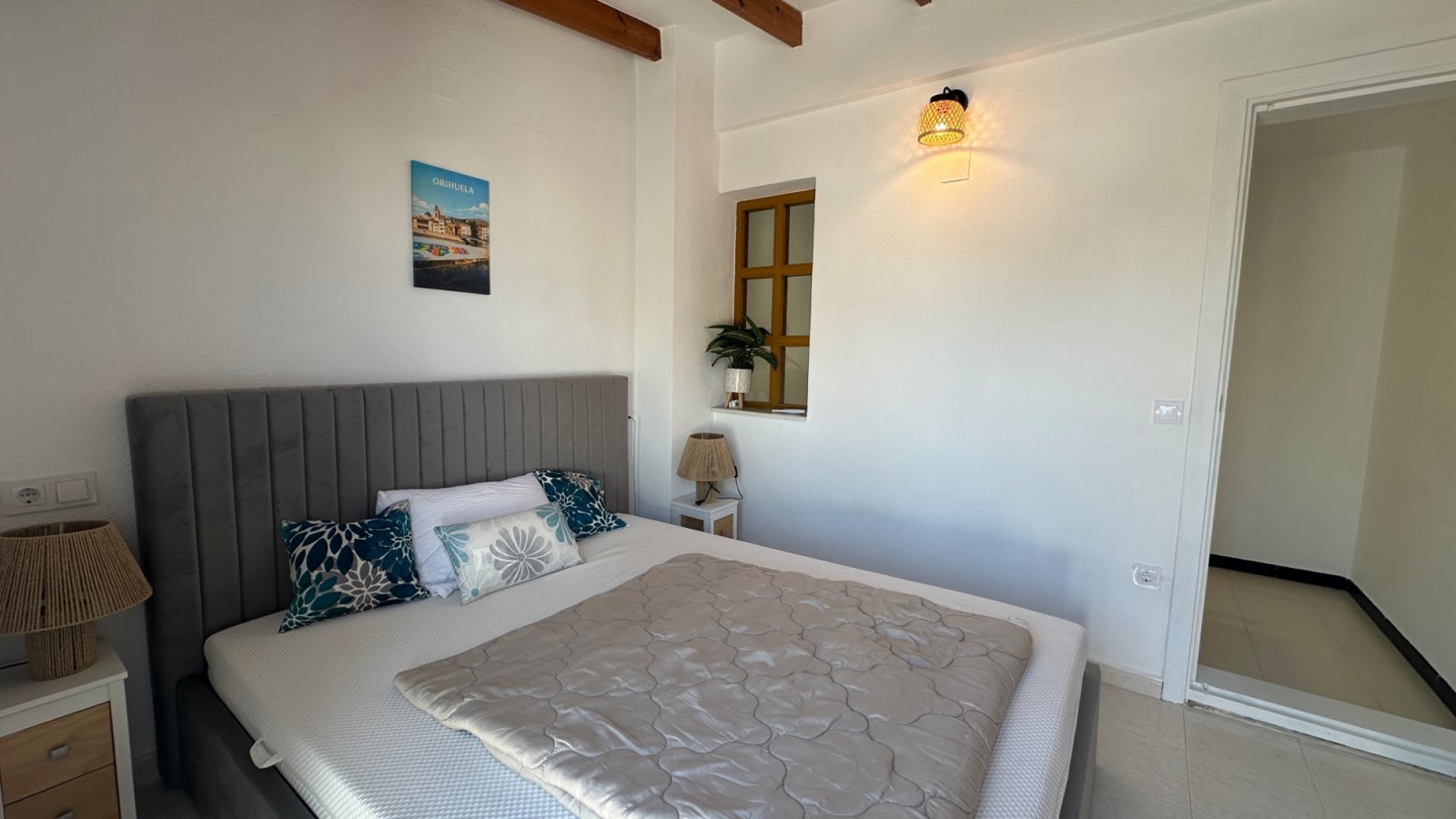 Willkommen in diesem charmanten Reihenhaus in der beliebten Gegend von La Mata, Torrevieja. Die Immobilie verfügt über 3 Schlafzimmer und 2 Badezimme
