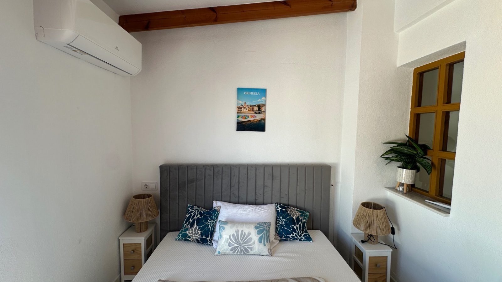 Willkommen in diesem charmanten Reihenhaus in der beliebten Gegend von La Mata, Torrevieja. Die Immobilie verfügt über 3 Schlafzimmer und 2 Badezimme