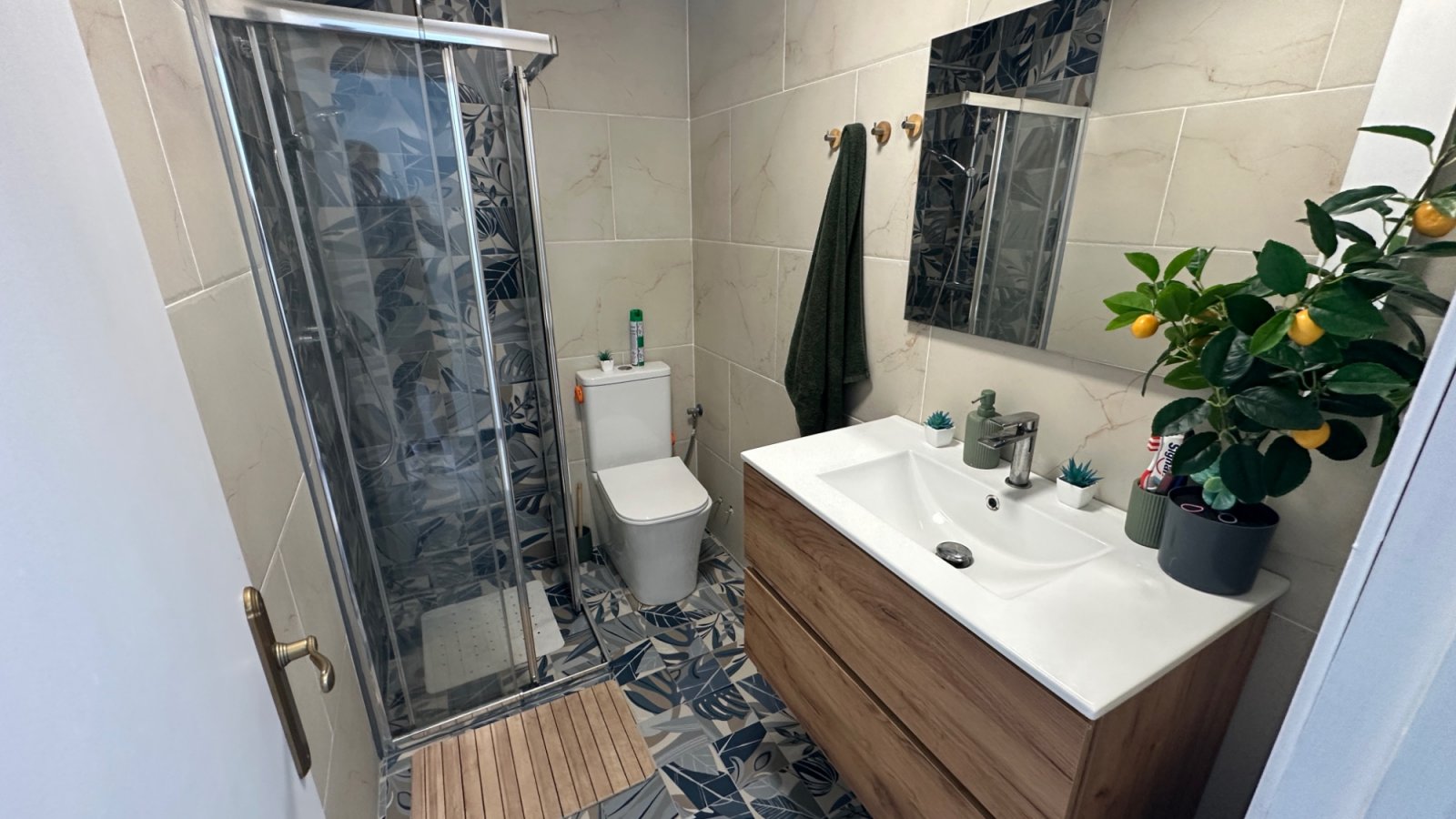 Willkommen in diesem charmanten Reihenhaus in der beliebten Gegend von La Mata, Torrevieja. Die Immobilie verfügt über 3 Schlafzimmer und 2 Badezimme