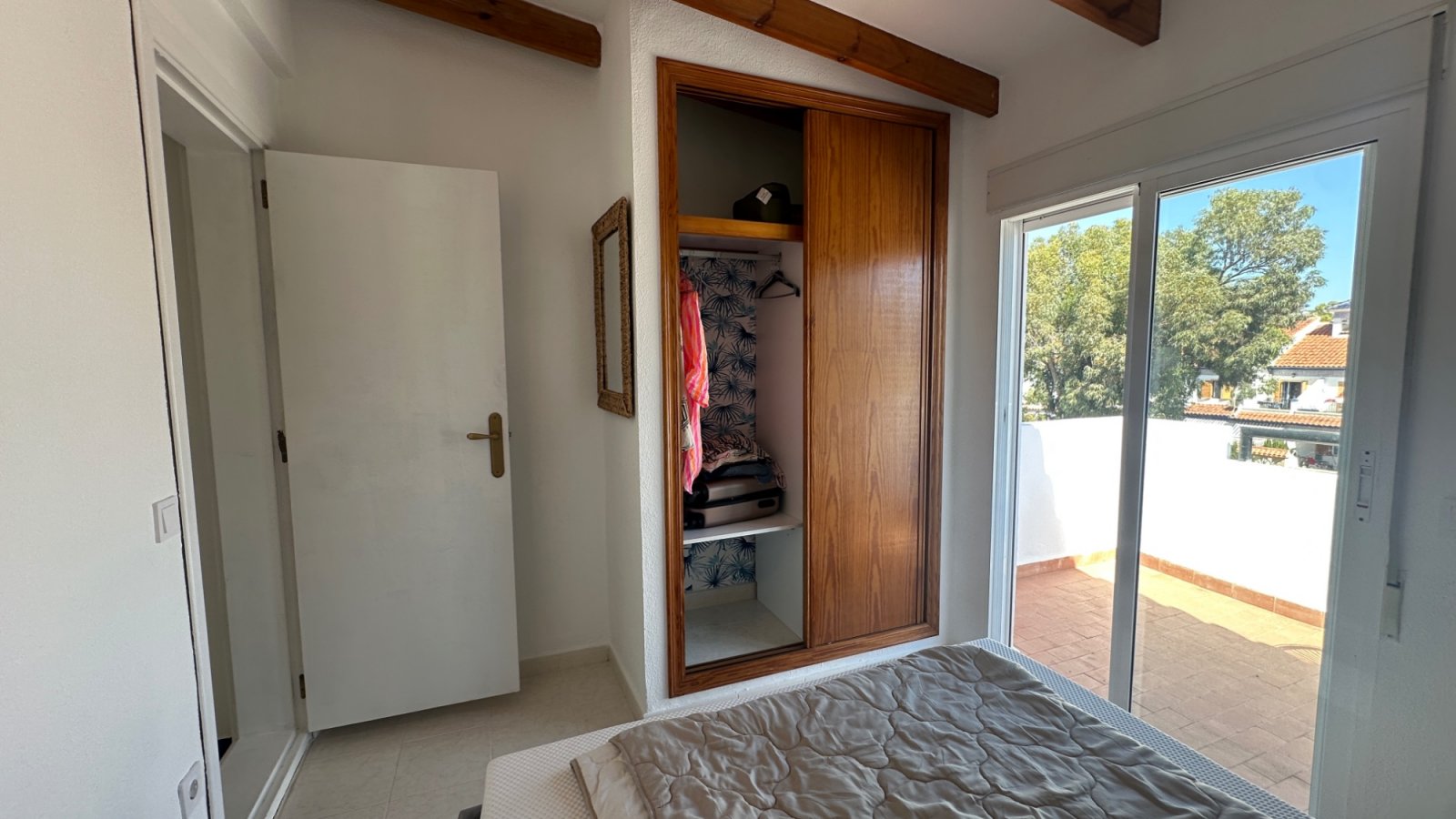 Willkommen in diesem charmanten Reihenhaus in der beliebten Gegend von La Mata, Torrevieja. Die Immobilie verfügt über 3 Schlafzimmer und 2 Badezimme
