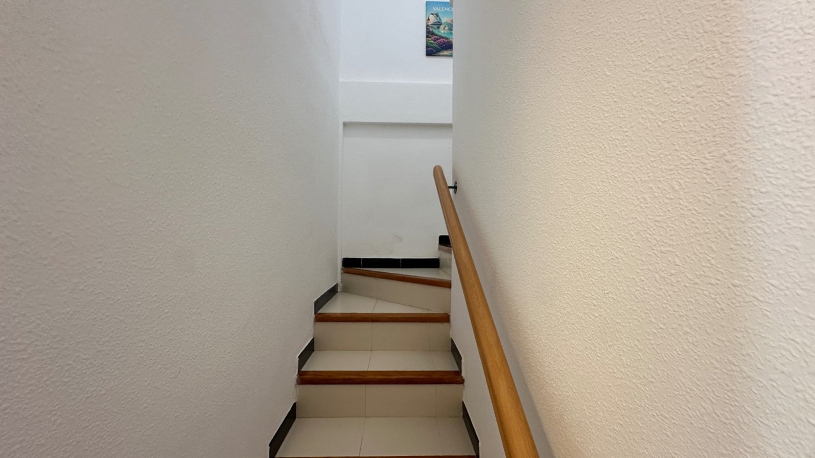 Willkommen in diesem charmanten Reihenhaus in der beliebten Gegend von La Mata, Torrevieja. Die Immobilie verfügt über 3 Schlafzimmer und 2 Badezimme