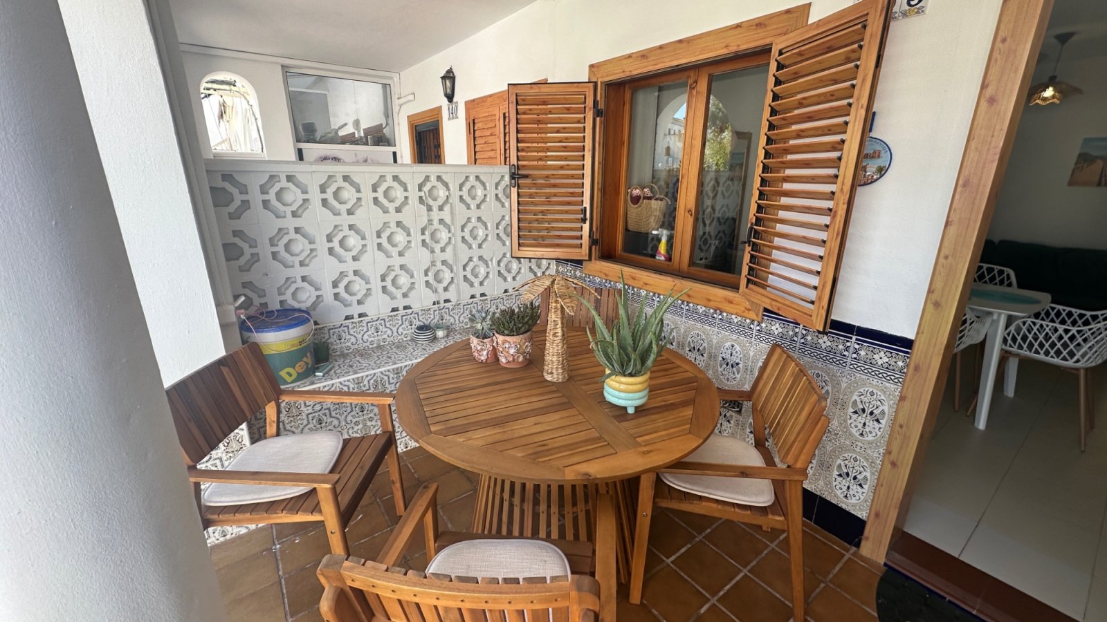 Willkommen in diesem charmanten Reihenhaus in der beliebten Gegend von La Mata, Torrevieja. Die Immobilie verfügt über 3 Schlafzimmer und 2 Badezimme