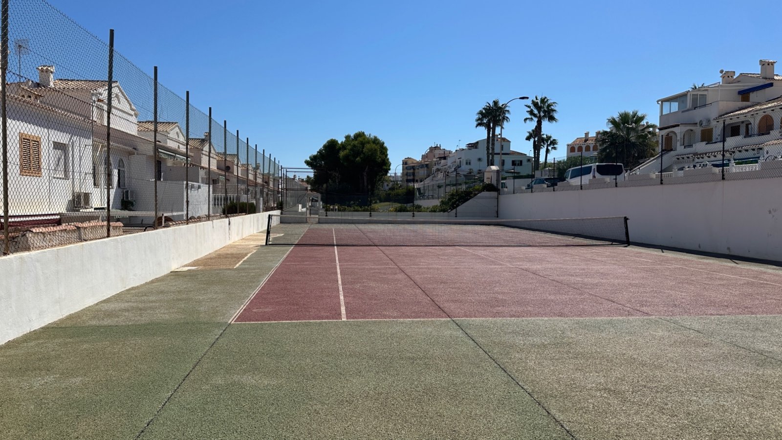 Willkommen in diesem charmanten Reihenhaus in der beliebten Gegend von La Mata, Torrevieja. Die Immobilie verfügt über 3 Schlafzimmer und 2 Badezimme