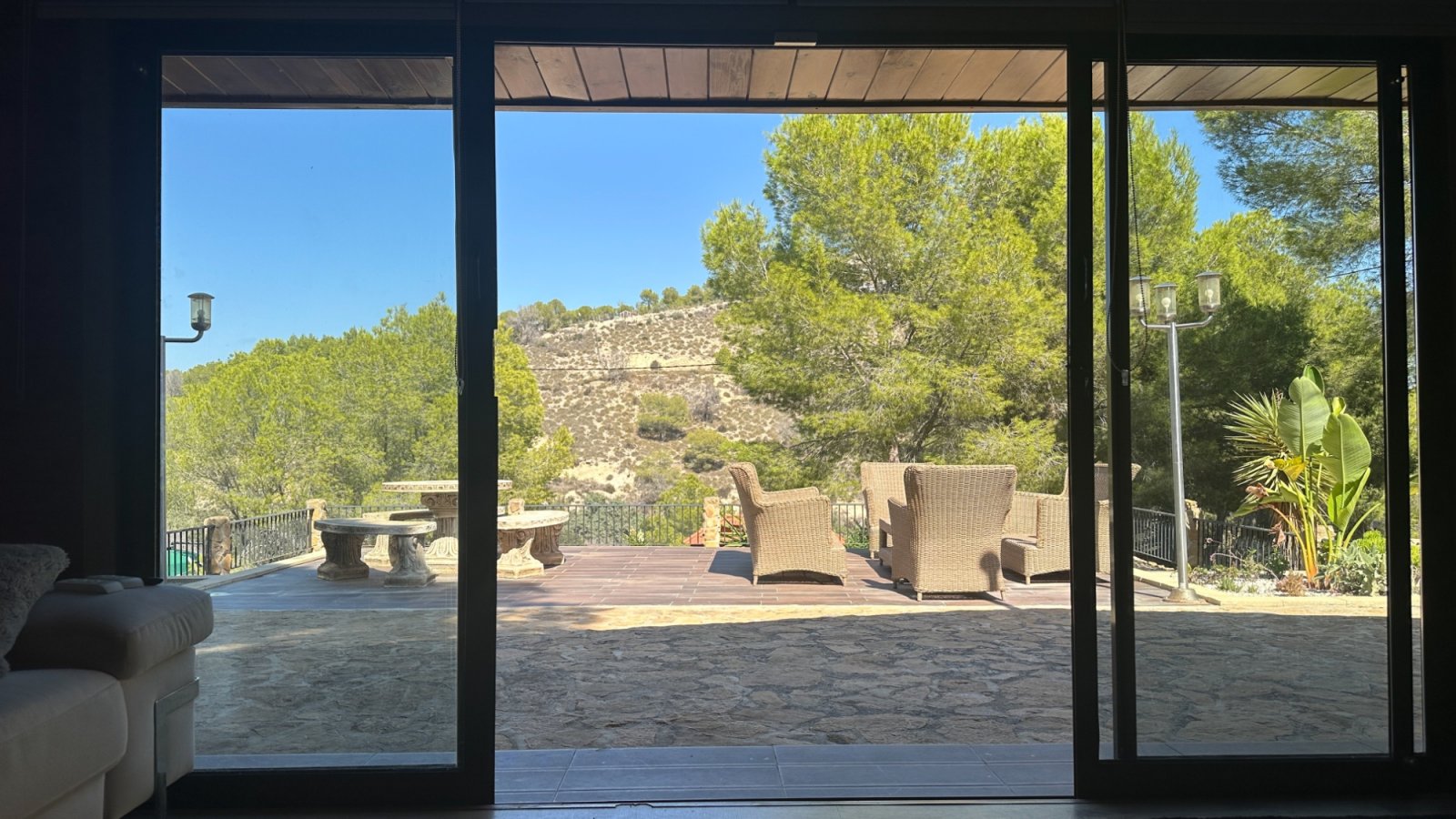 Entfliehen Sie in Ihr eigenes privates Landidyll in Torremendo mit dieser einzigartigen Immobilie, die rustikalen Holzcharme mit modernem Wohnen verb