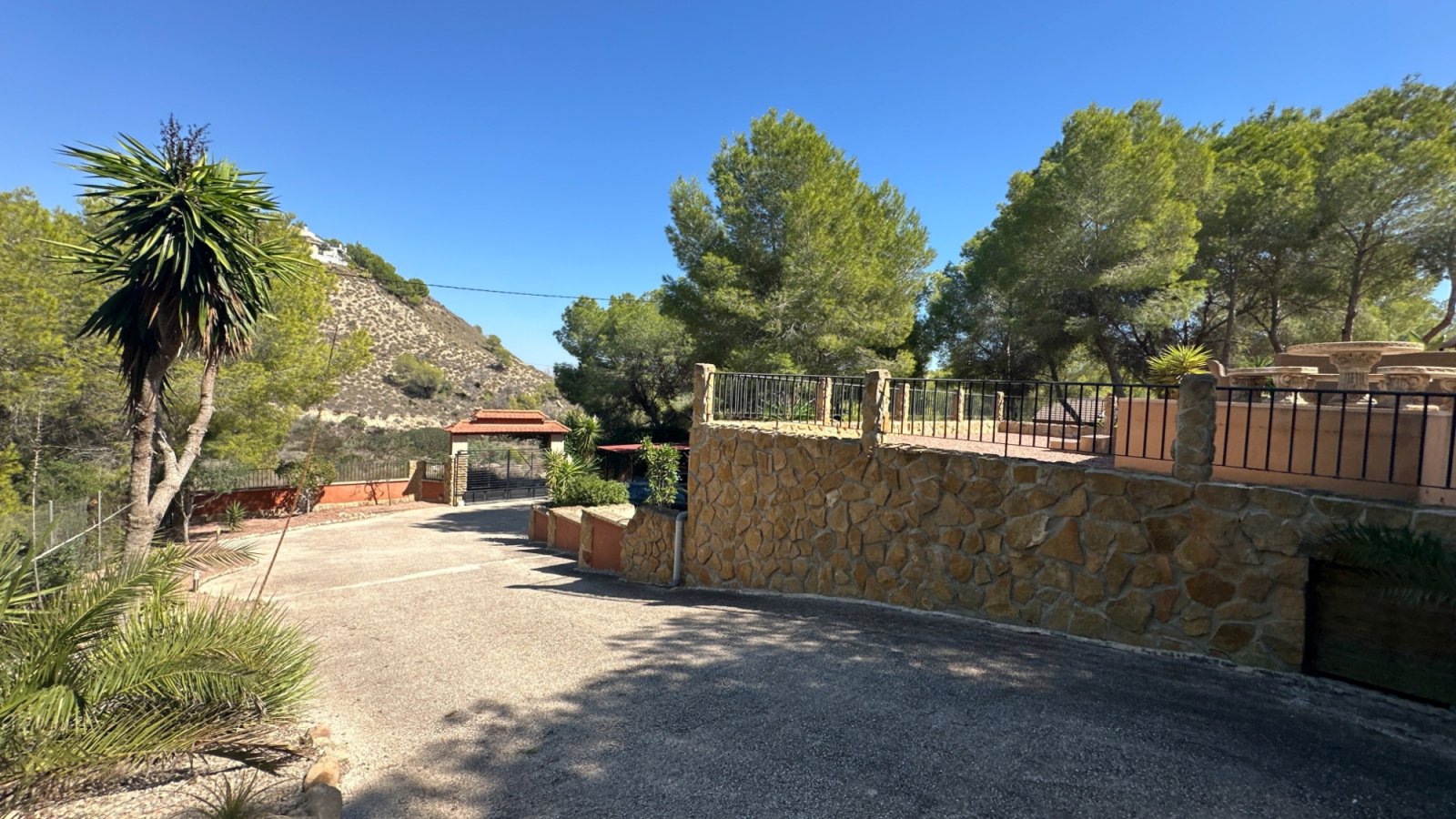 Entfliehen Sie in Ihr eigenes privates Landidyll in Torremendo mit dieser einzigartigen Immobilie, die rustikalen Holzcharme mit modernem Wohnen verb