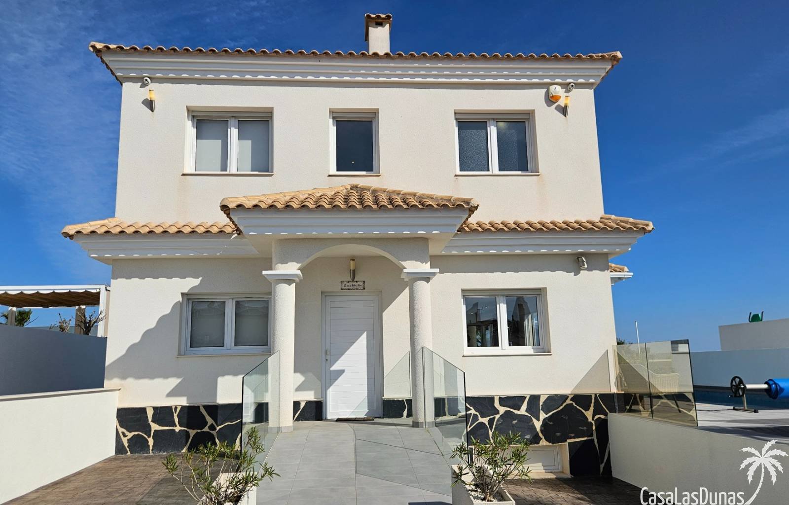 Die Villa Kiro ist ein luxuriöses Refugium im malerischen Dorf La Marina an der spanischen Costa. Diese prächtige Villa erstreckt sich über drei Etag